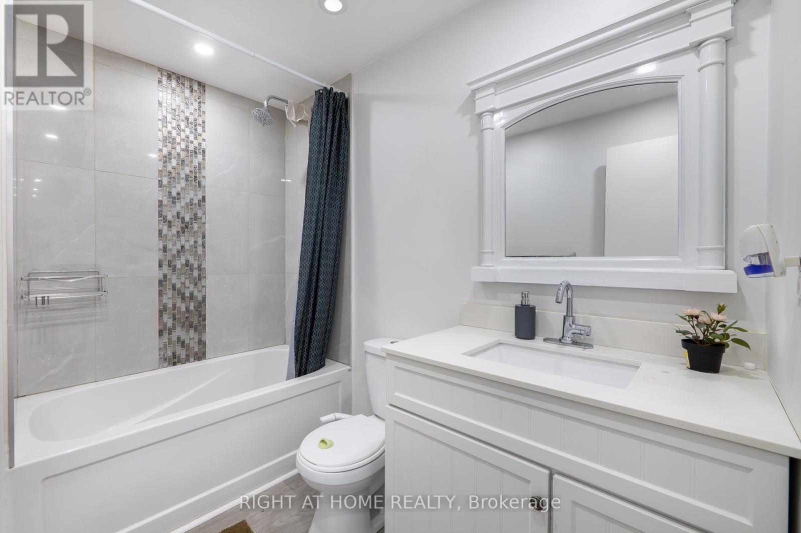 2605 Woodchester Drive, Mississauga, Ontario  L5K 2E3 - Photo 15 - W12462742