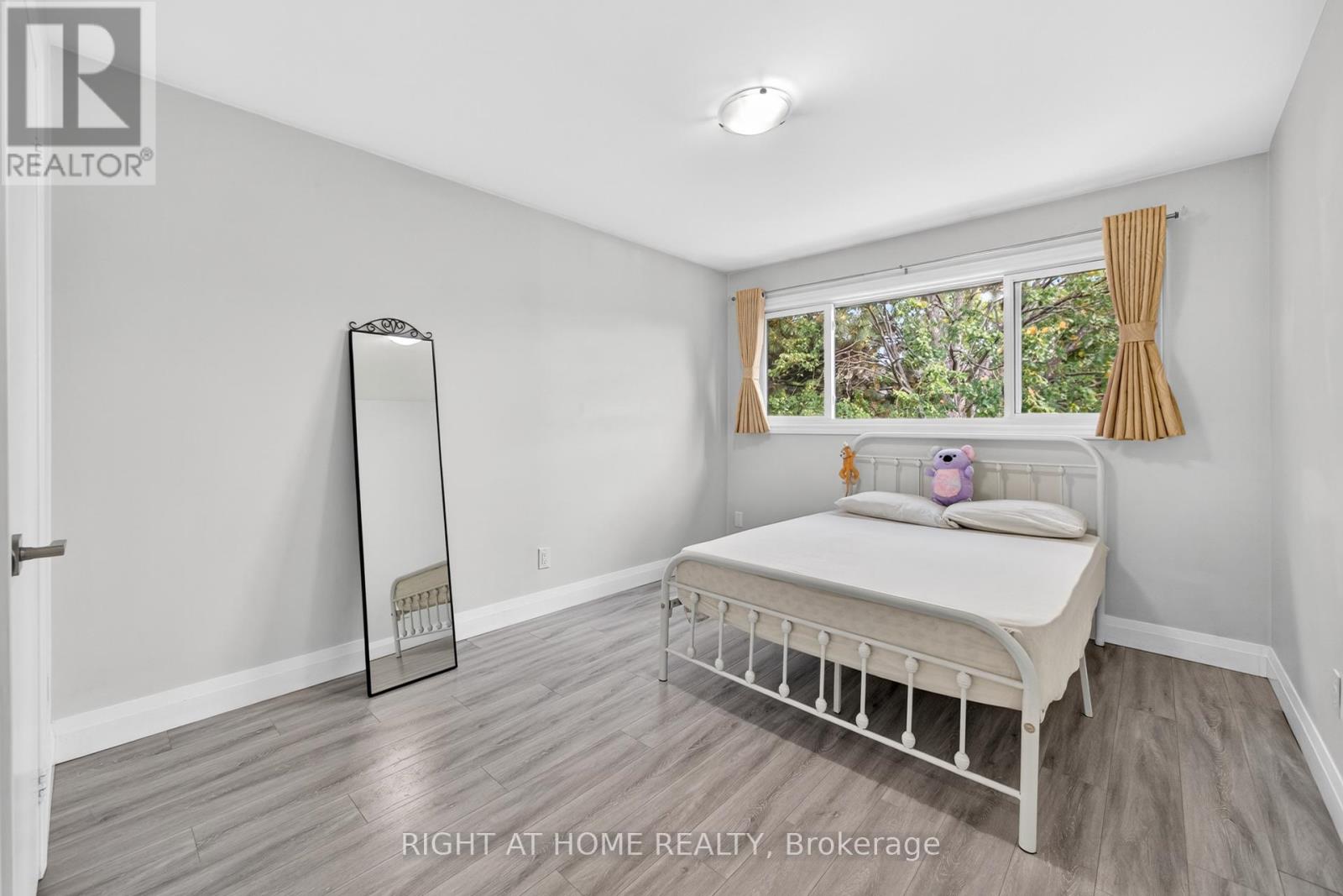2605 Woodchester Drive, Mississauga, Ontario  L5K 2E3 - Photo 16 - W12462742