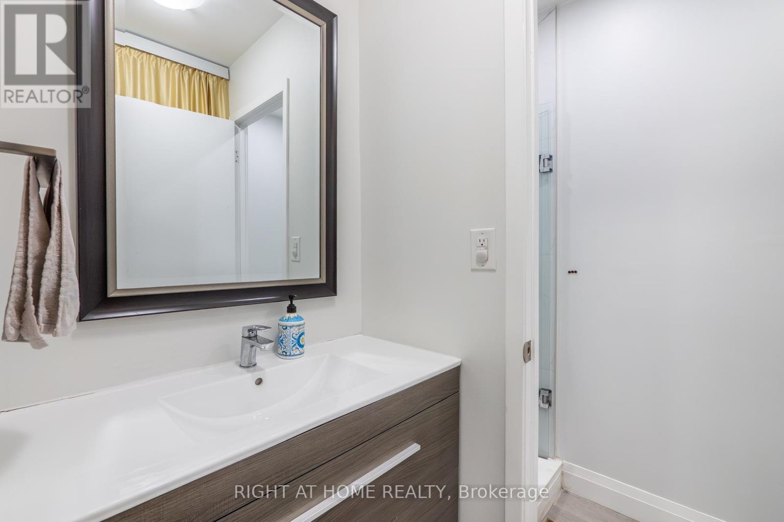 2605 Woodchester Drive, Mississauga, Ontario  L5K 2E3 - Photo 17 - W12462742