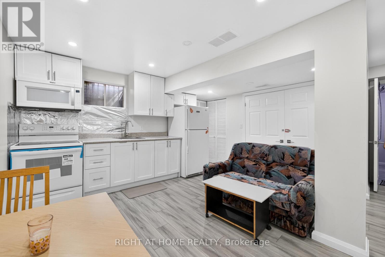 2605 Woodchester Drive, Mississauga, Ontario  L5K 2E3 - Photo 18 - W12462742