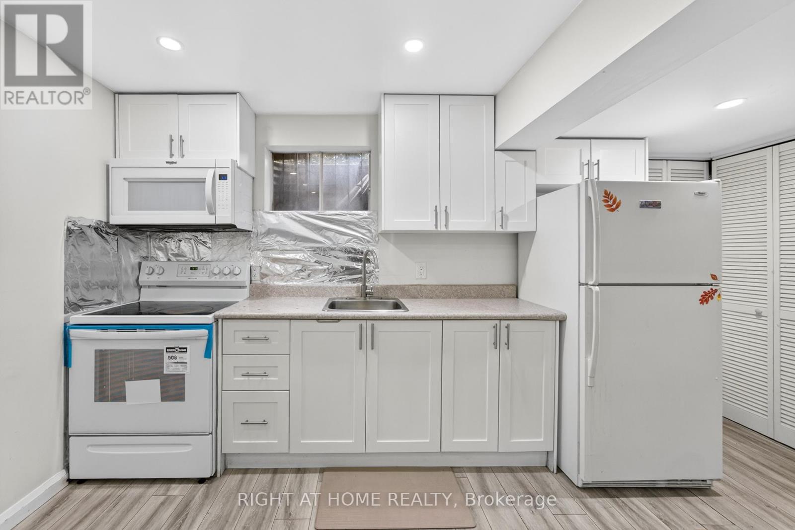 2605 Woodchester Drive, Mississauga, Ontario  L5K 2E3 - Photo 19 - W12462742