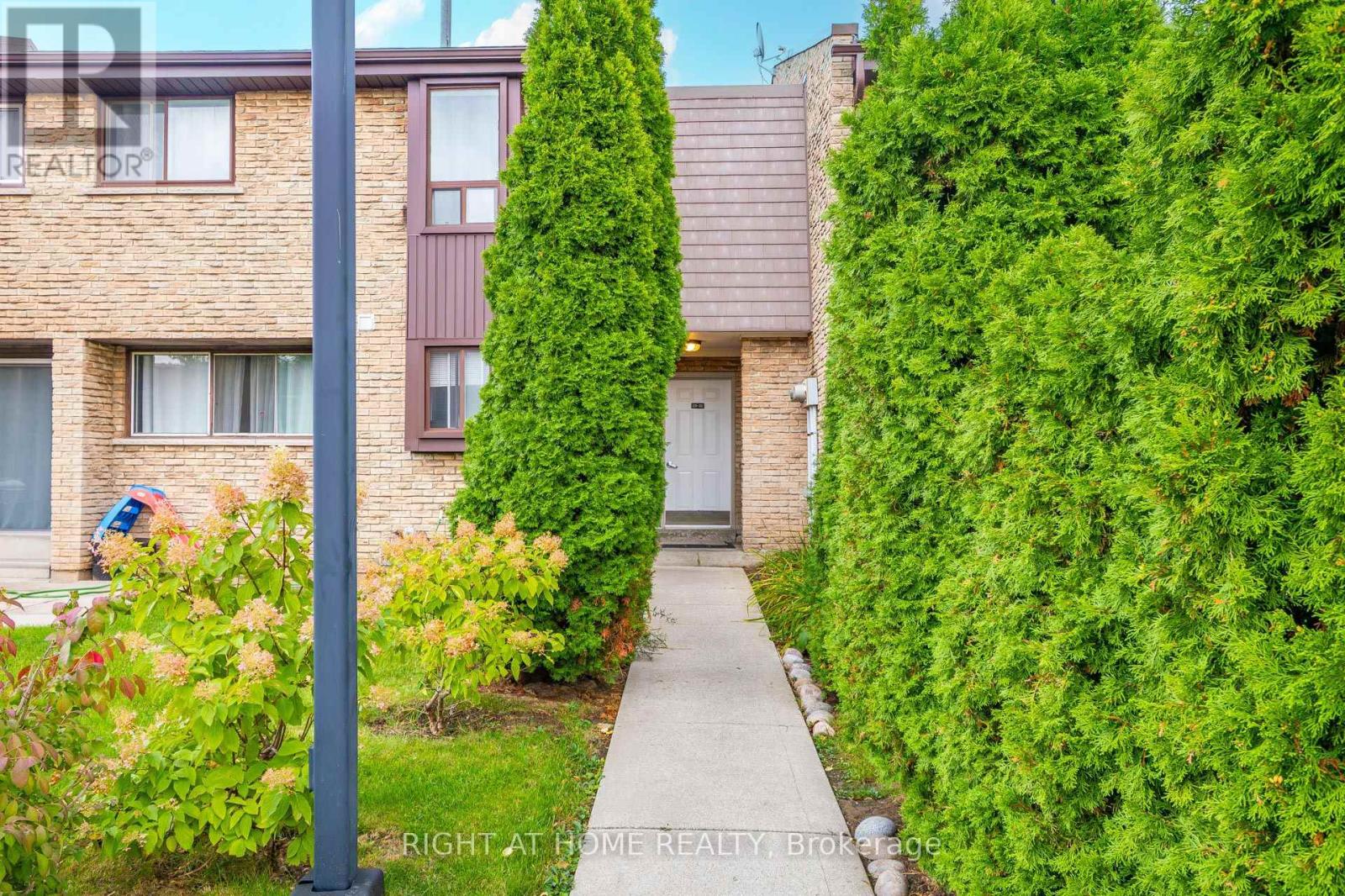 2605 Woodchester Drive, Mississauga, Ontario  L5K 2E3 - Photo 2 - W12462742