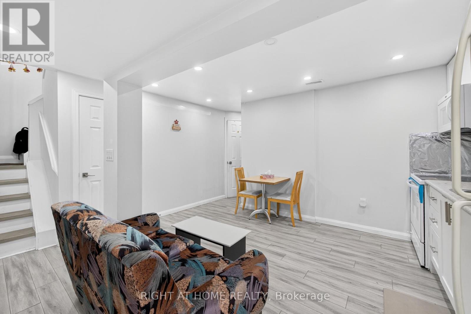 2605 Woodchester Drive, Mississauga, Ontario  L5K 2E3 - Photo 21 - W12462742