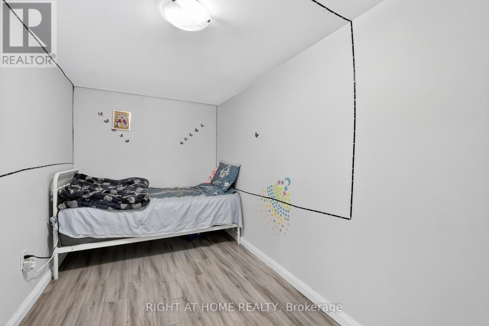 2605 Woodchester Drive, Mississauga, Ontario  L5K 2E3 - Photo 22 - W12462742