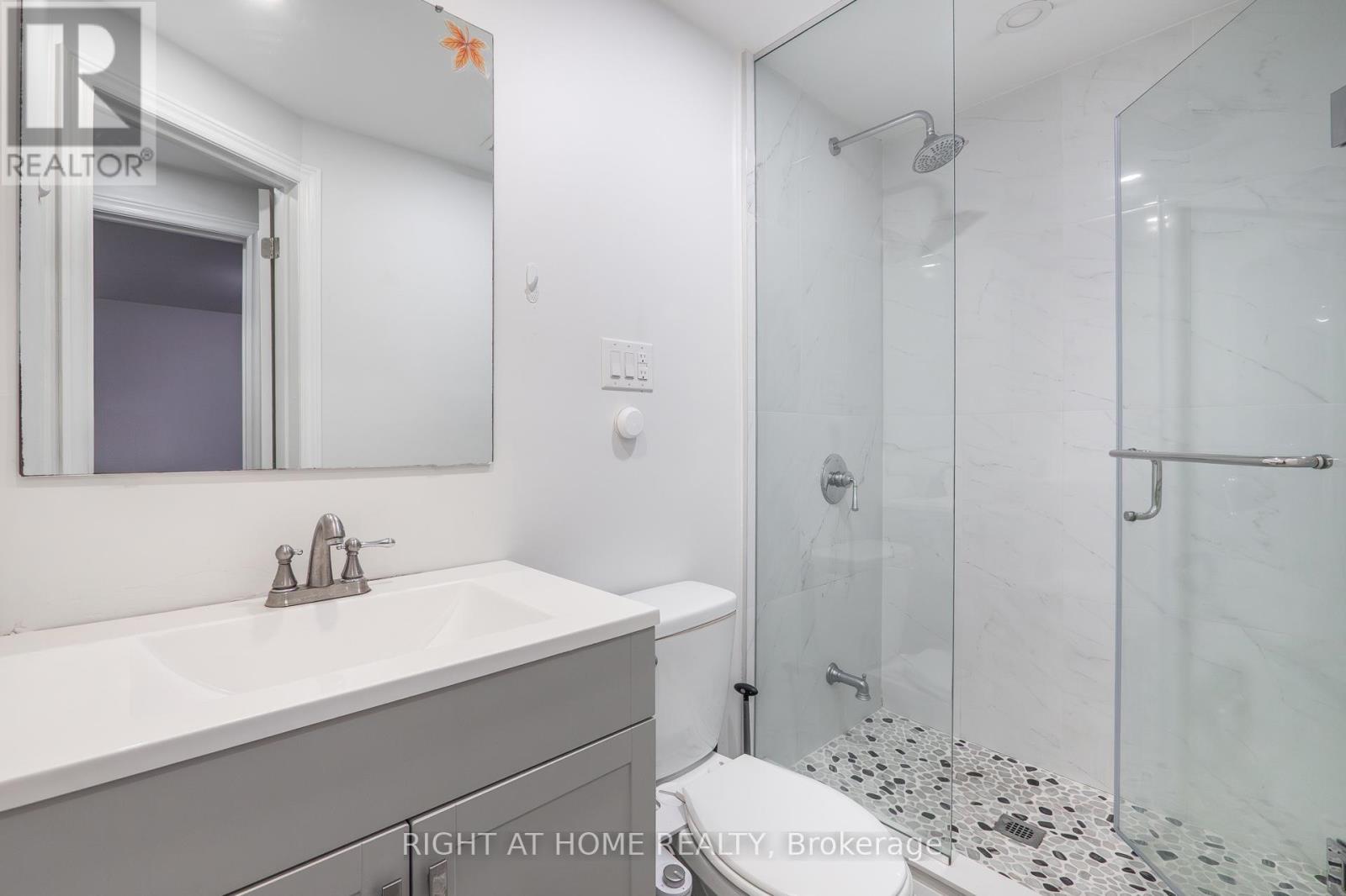2605 Woodchester Drive, Mississauga, Ontario  L5K 2E3 - Photo 24 - W12462742