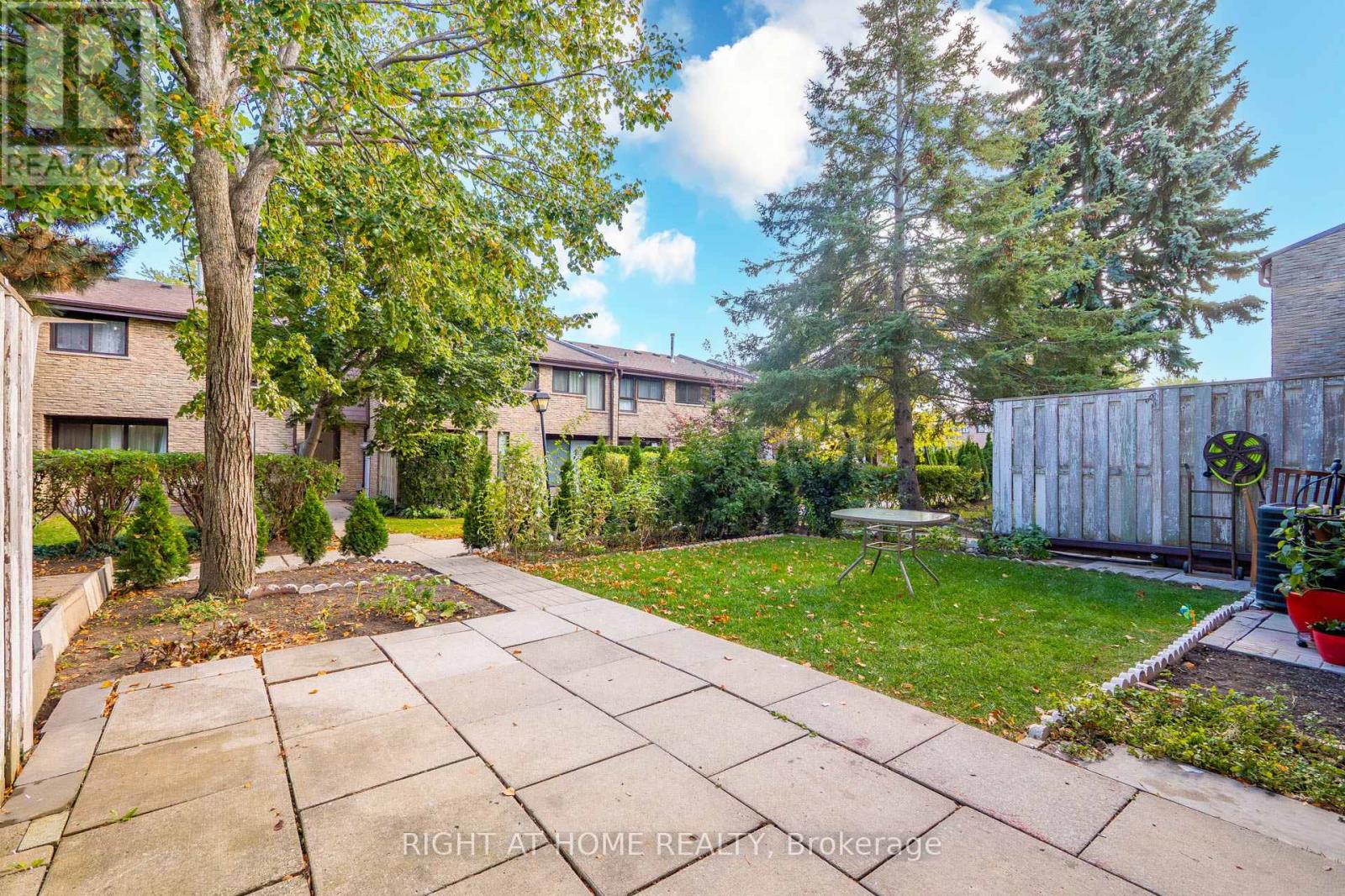 2605 Woodchester Drive, Mississauga, Ontario  L5K 2E3 - Photo 25 - W12462742