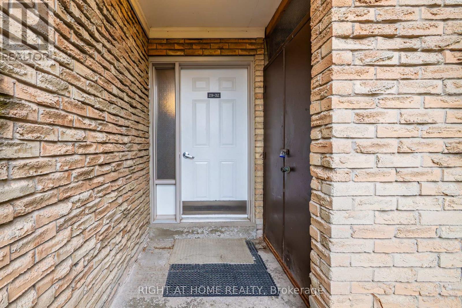 2605 Woodchester Drive, Mississauga, Ontario  L5K 2E3 - Photo 28 - W12462742