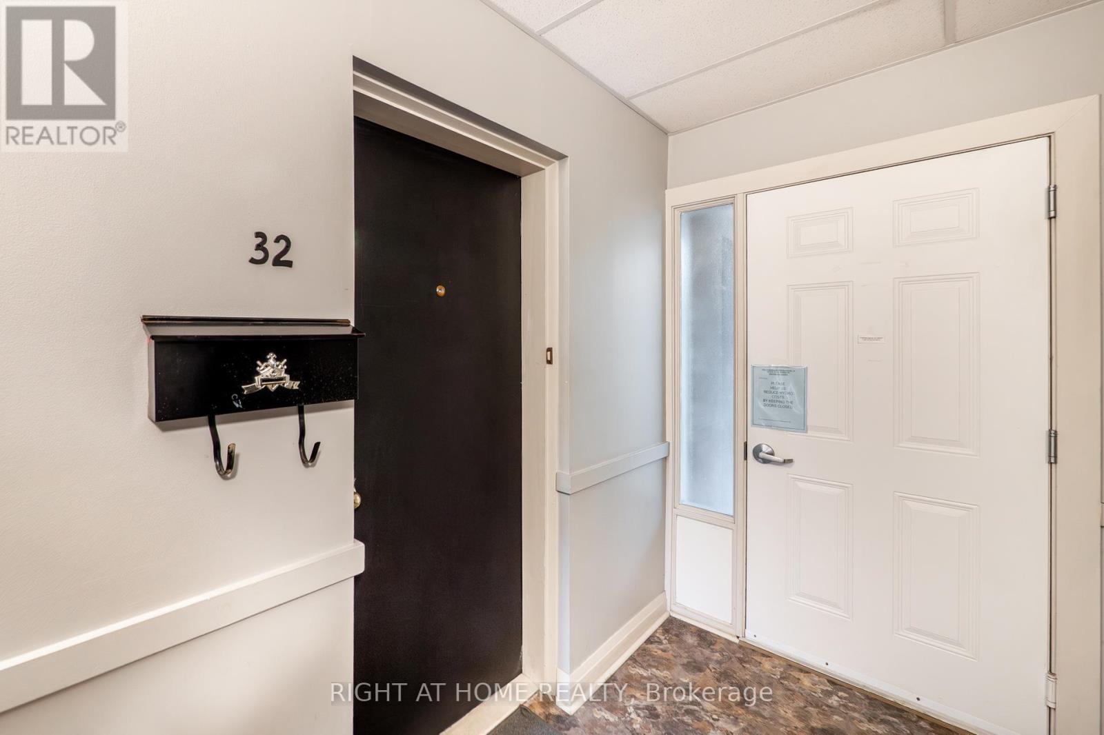2605 Woodchester Drive, Mississauga, Ontario  L5K 2E3 - Photo 29 - W12462742