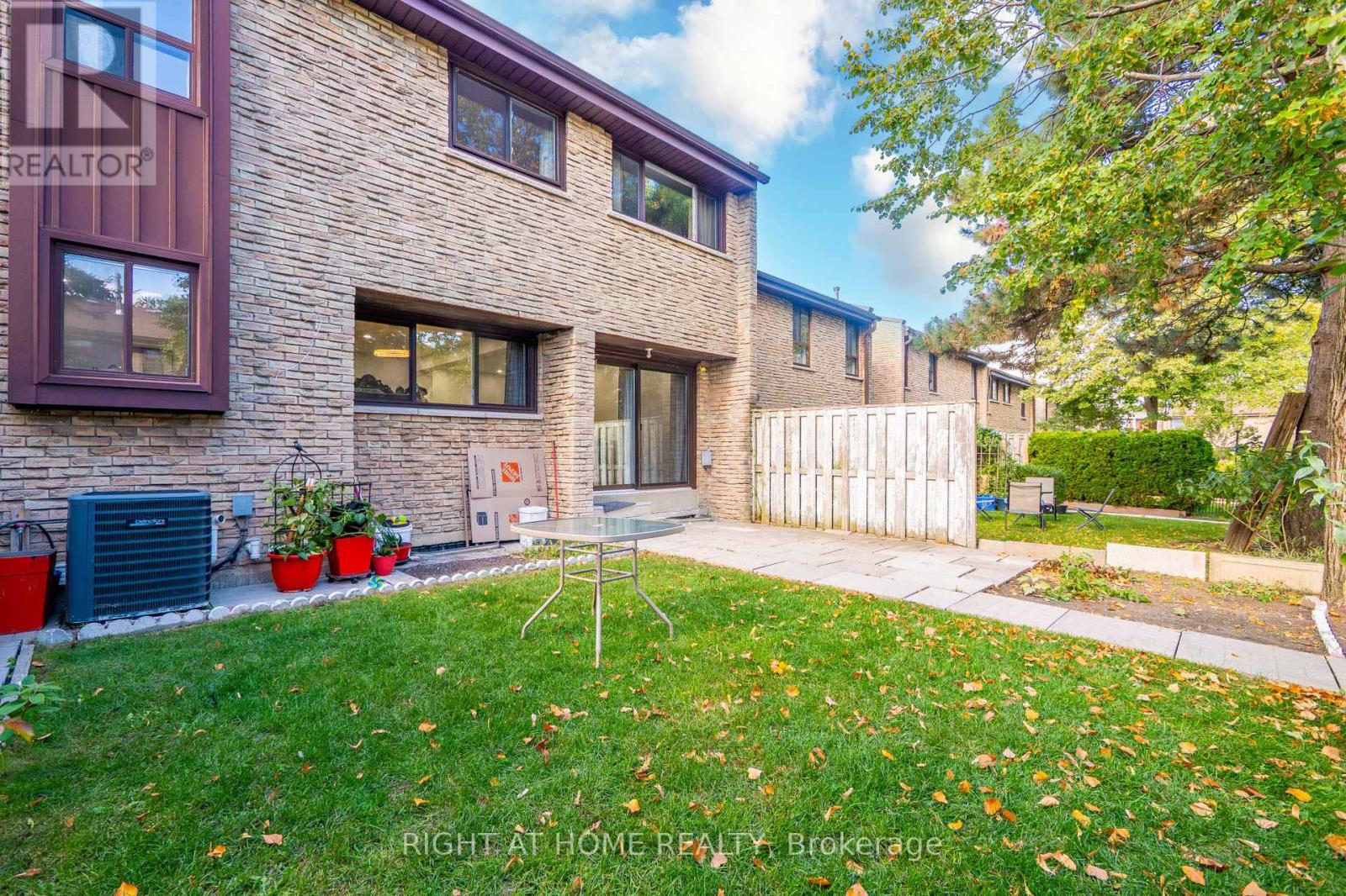 2605 Woodchester Drive, Mississauga, Ontario  L5K 2E3 - Photo 3 - W12462742
