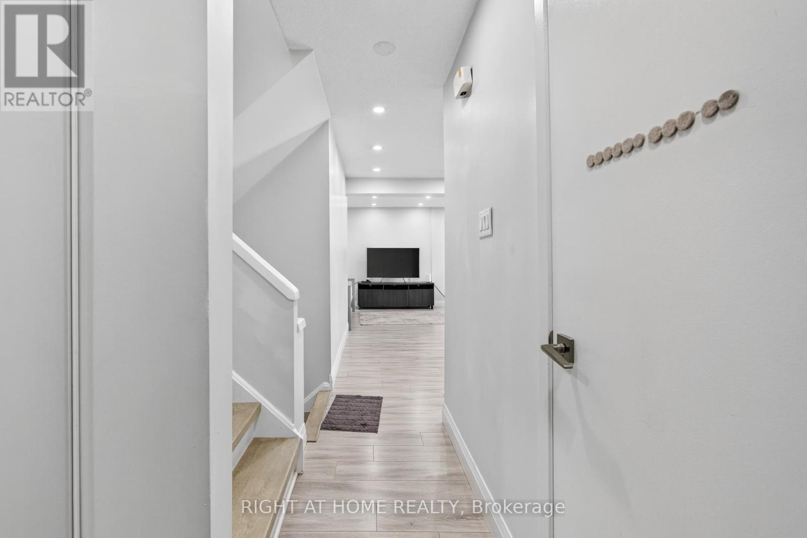 2605 Woodchester Drive, Mississauga, Ontario  L5K 2E3 - Photo 30 - W12462742
