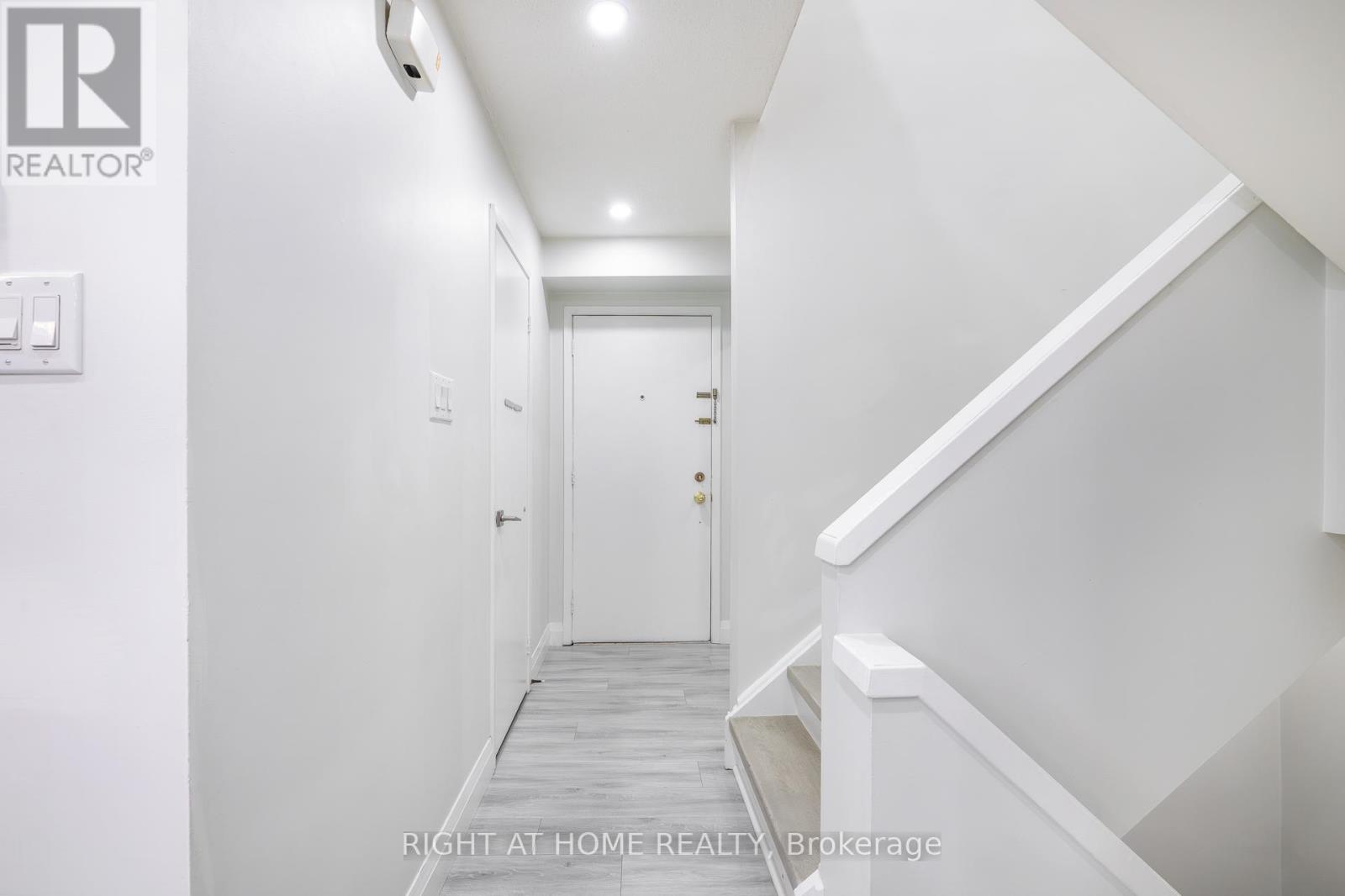 2605 Woodchester Drive, Mississauga, Ontario  L5K 2E3 - Photo 31 - W12462742