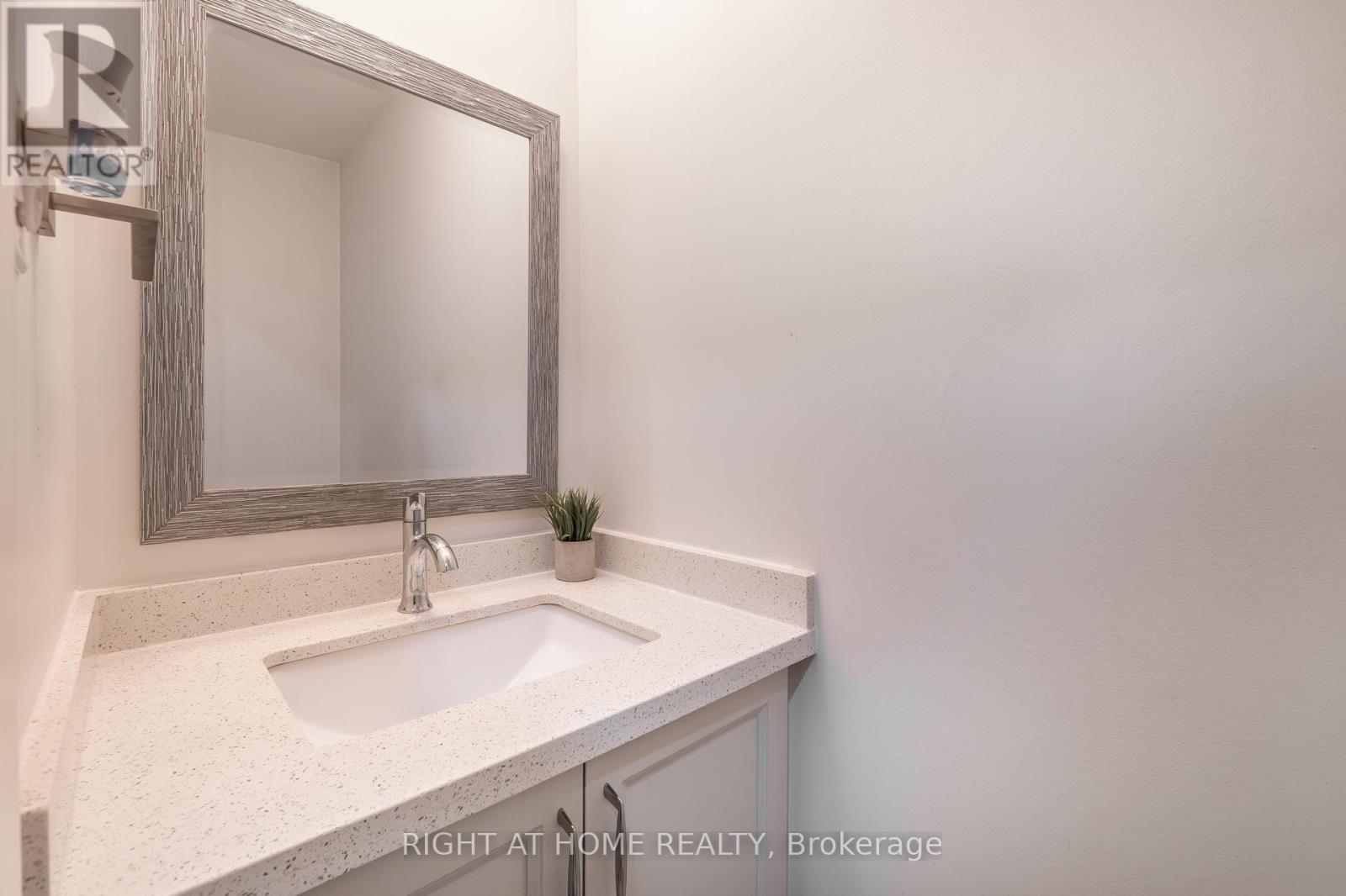 2605 Woodchester Drive, Mississauga, Ontario  L5K 2E3 - Photo 32 - W12462742