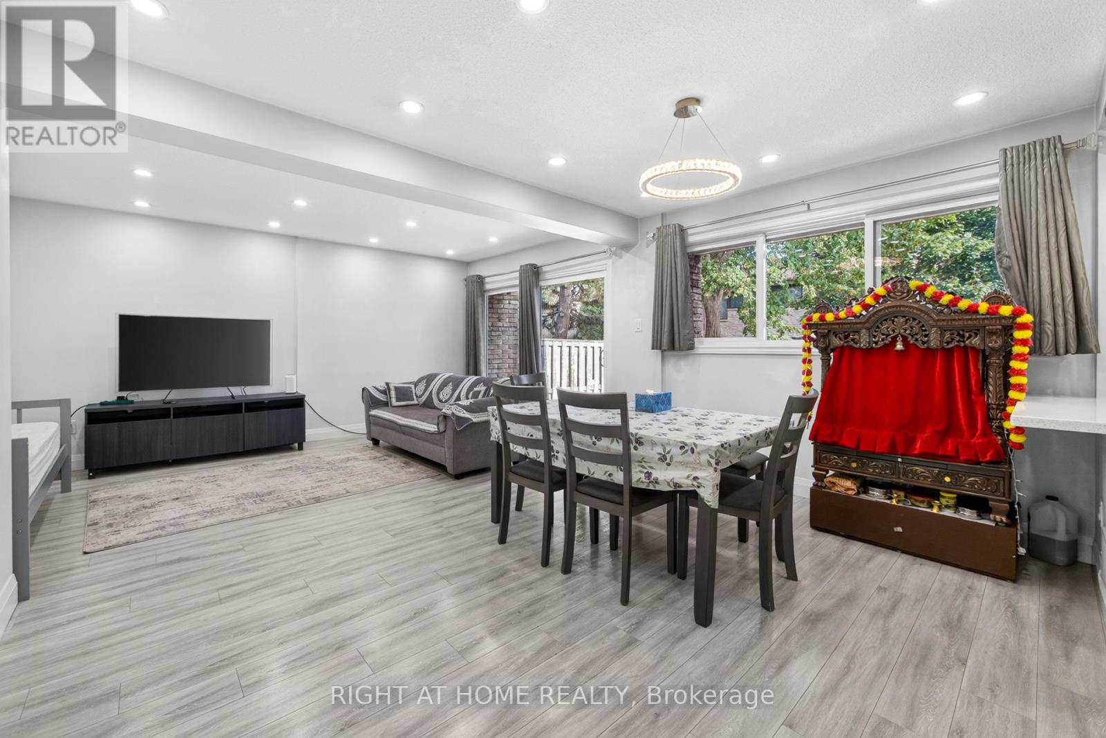 2605 Woodchester Drive, Mississauga, Ontario  L5K 2E3 - Photo 33 - W12462742