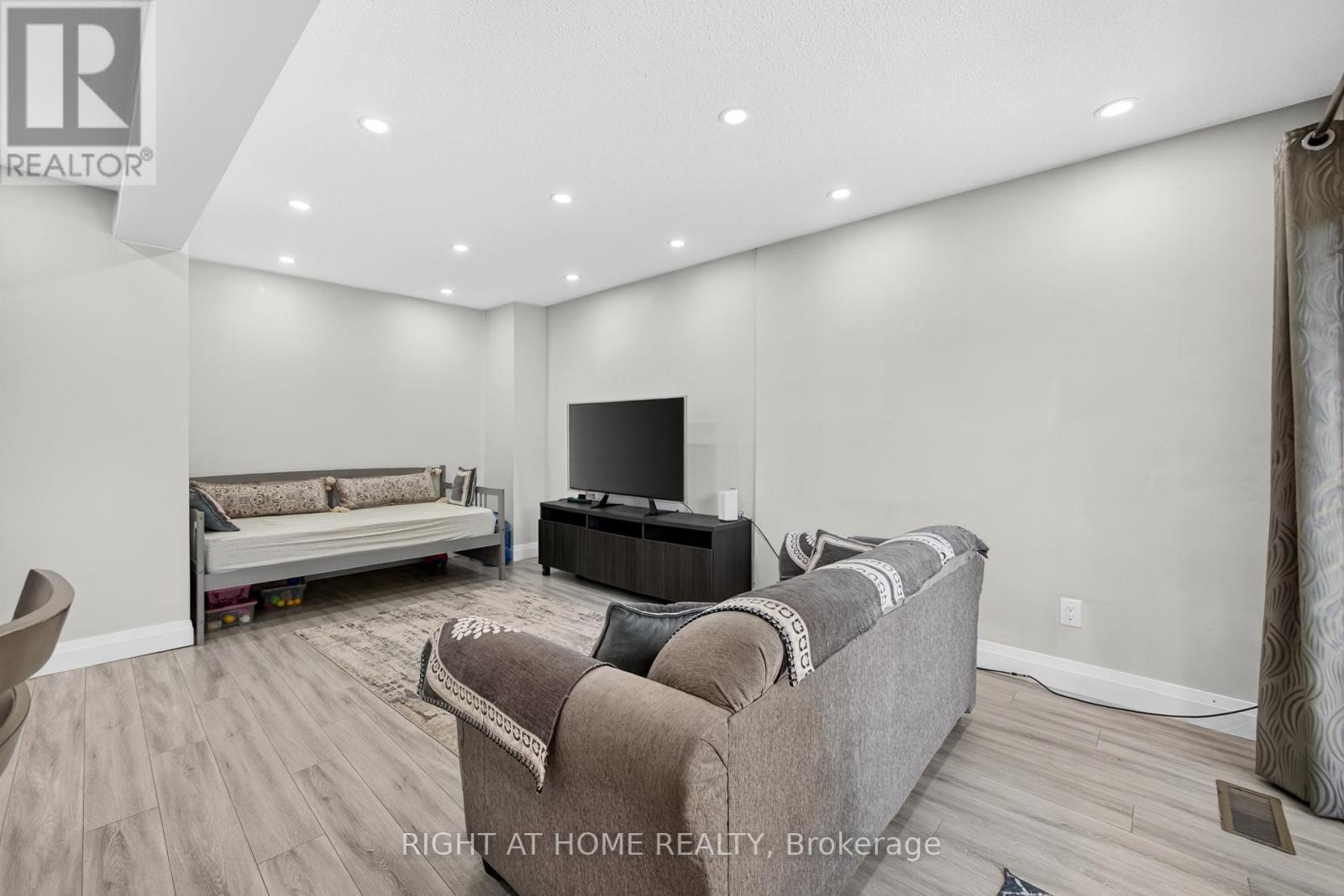 2605 Woodchester Drive, Mississauga, Ontario  L5K 2E3 - Photo 35 - W12462742