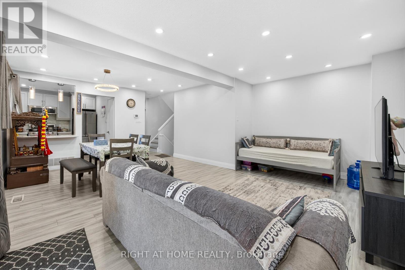 2605 Woodchester Drive, Mississauga, Ontario  L5K 2E3 - Photo 36 - W12462742