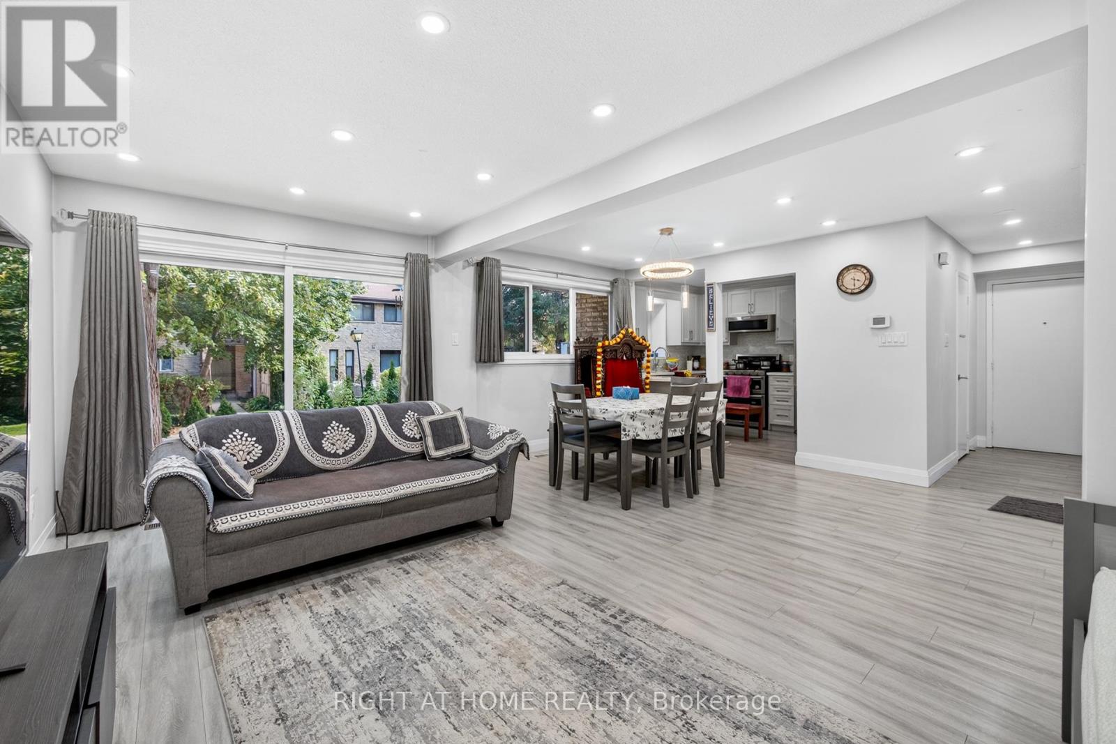 2605 Woodchester Drive, Mississauga, Ontario  L5K 2E3 - Photo 37 - W12462742