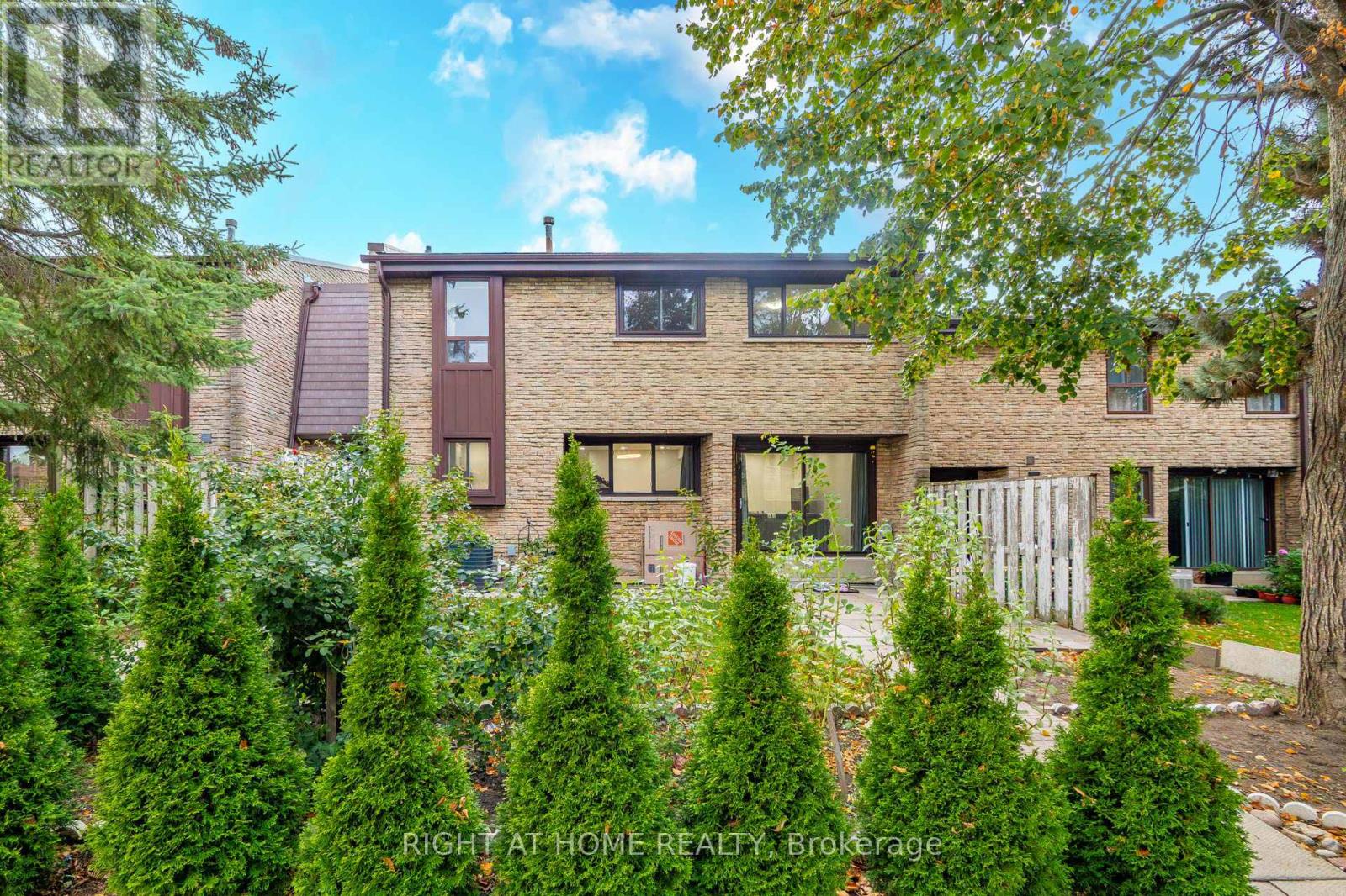 2605 Woodchester Drive, Mississauga, Ontario  L5K 2E3 - Photo 4 - W12462742