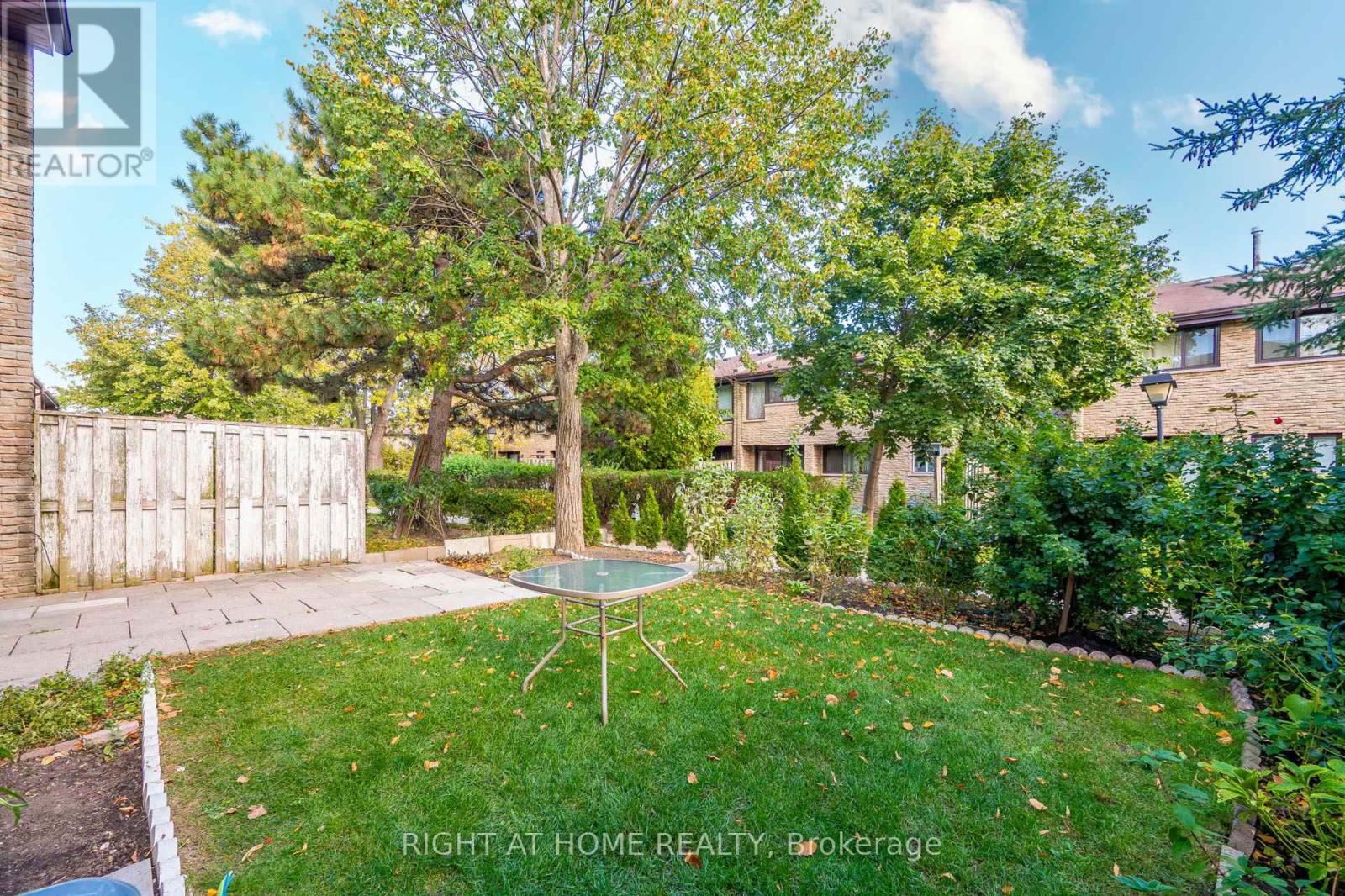 2605 Woodchester Drive, Mississauga, Ontario  L5K 2E3 - Photo 5 - W12462742