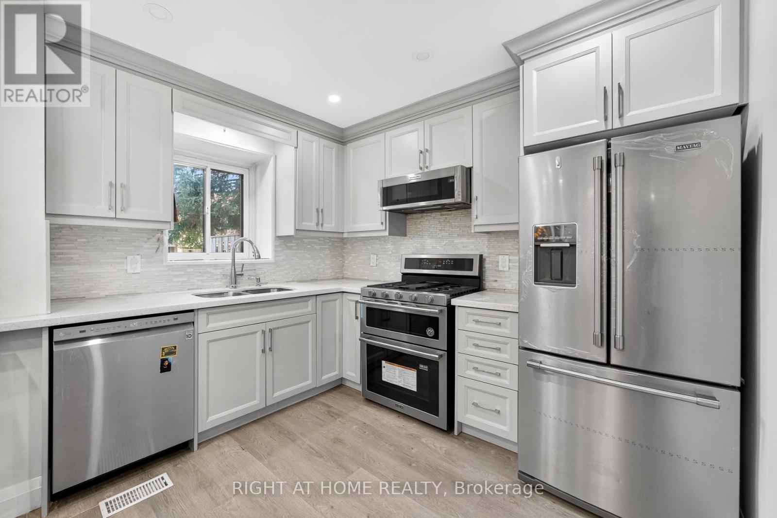 2605 Woodchester Drive, Mississauga, Ontario  L5K 2E3 - Photo 6 - W12462742