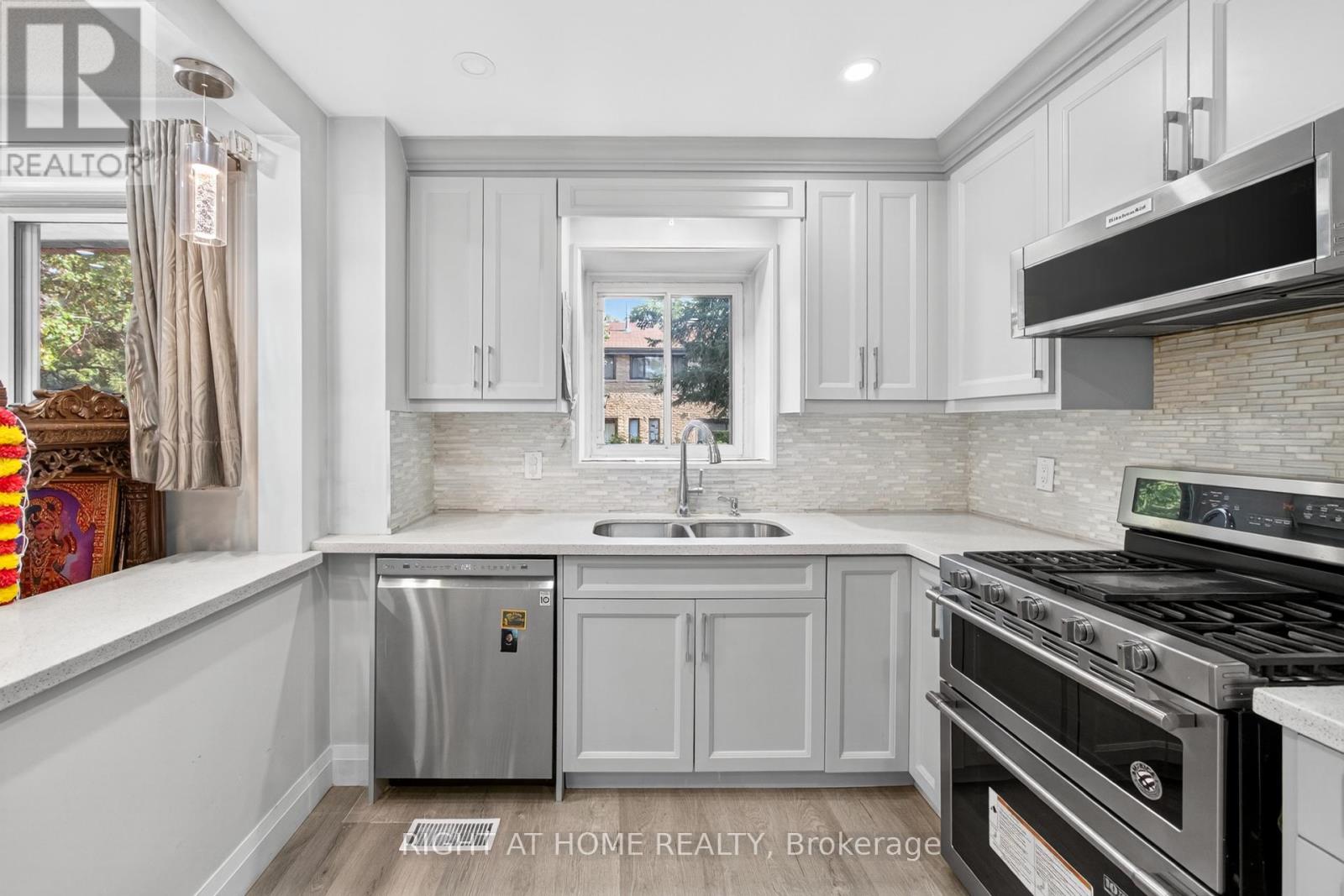 2605 Woodchester Drive, Mississauga, Ontario  L5K 2E3 - Photo 7 - W12462742