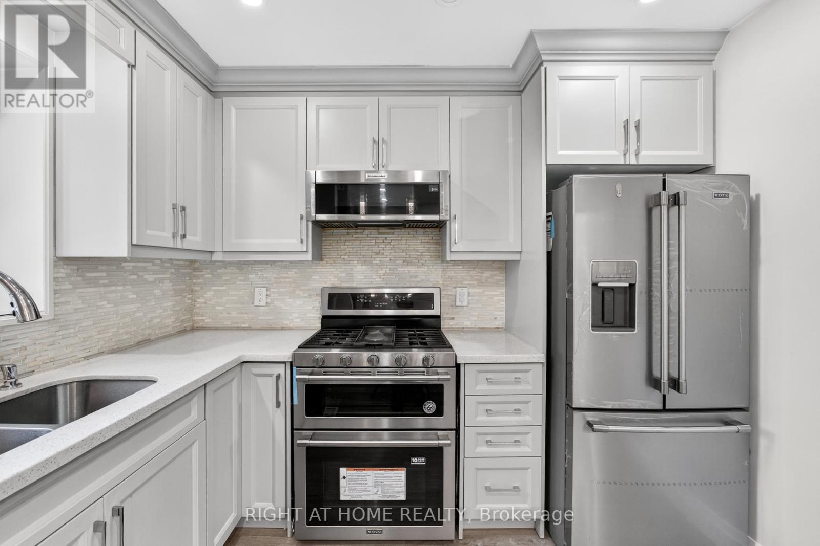 2605 Woodchester Drive, Mississauga, Ontario  L5K 2E3 - Photo 8 - W12462742