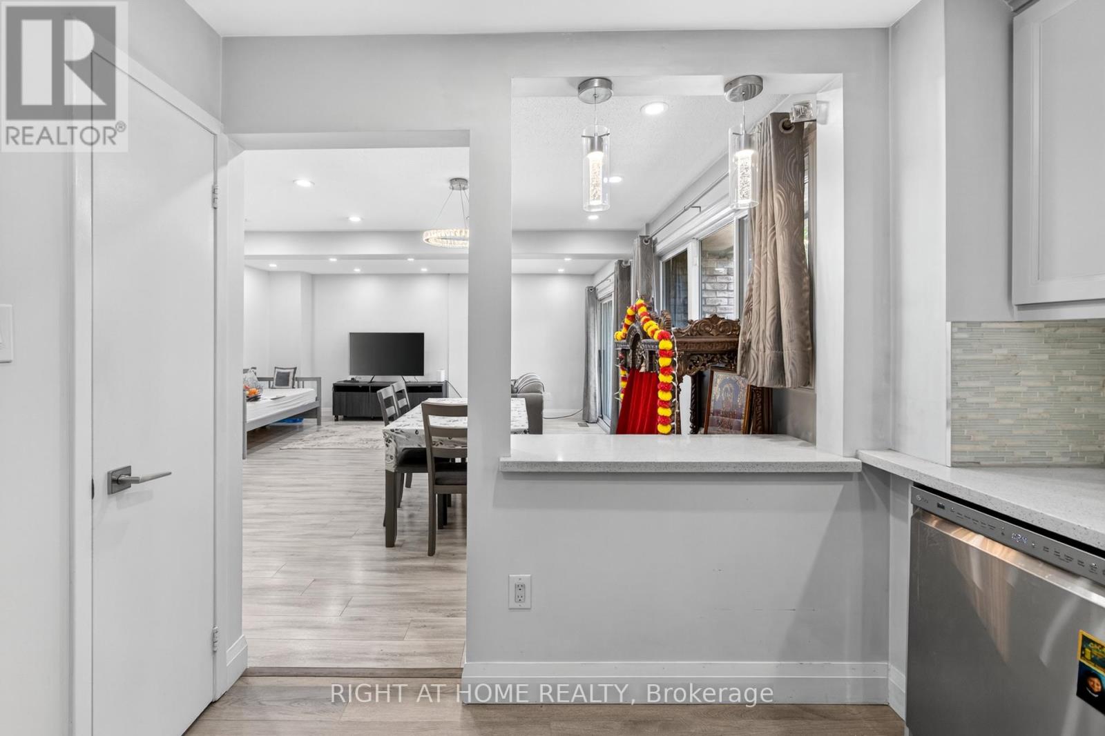 2605 Woodchester Drive, Mississauga, Ontario  L5K 2E3 - Photo 9 - W12462742
