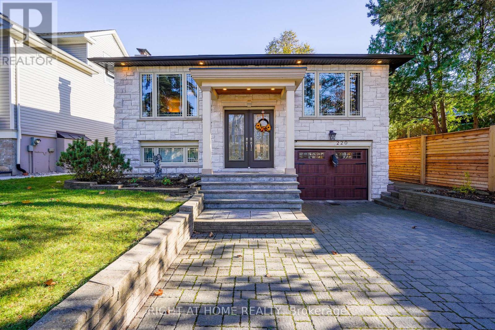 220 OVERTON PLACE, Oakville, Ontario
