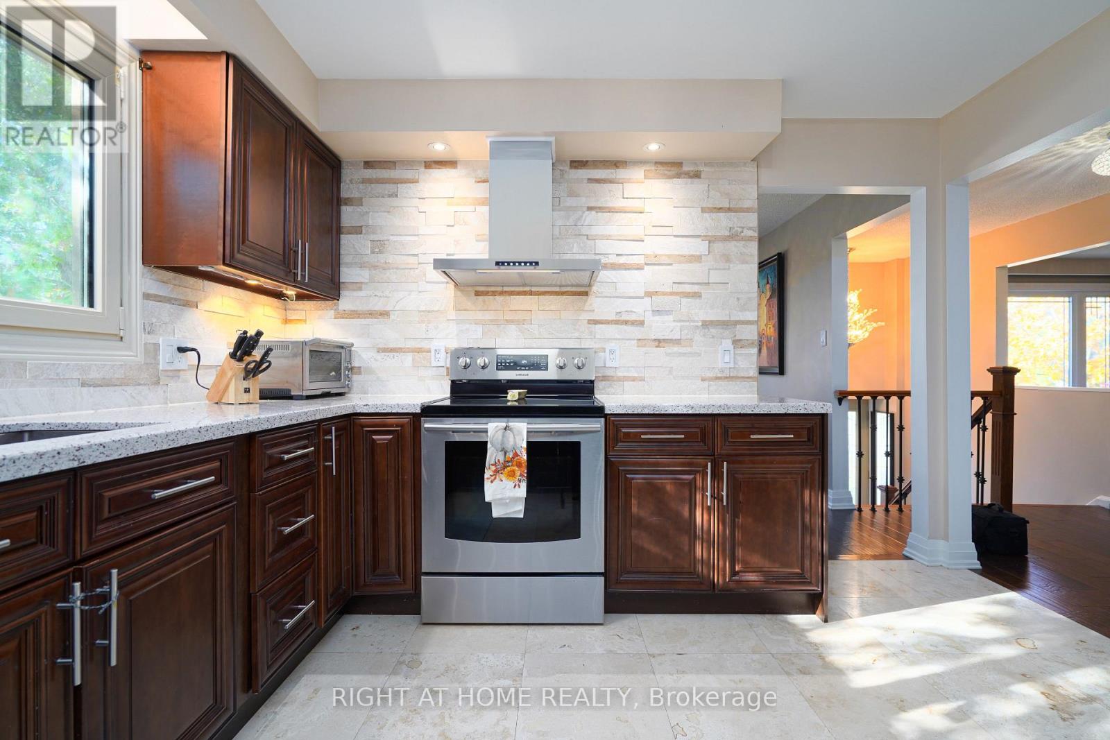 220 Overton Place, Oakville, Ontario  L6H 1E9 - Photo 4 - W12462744