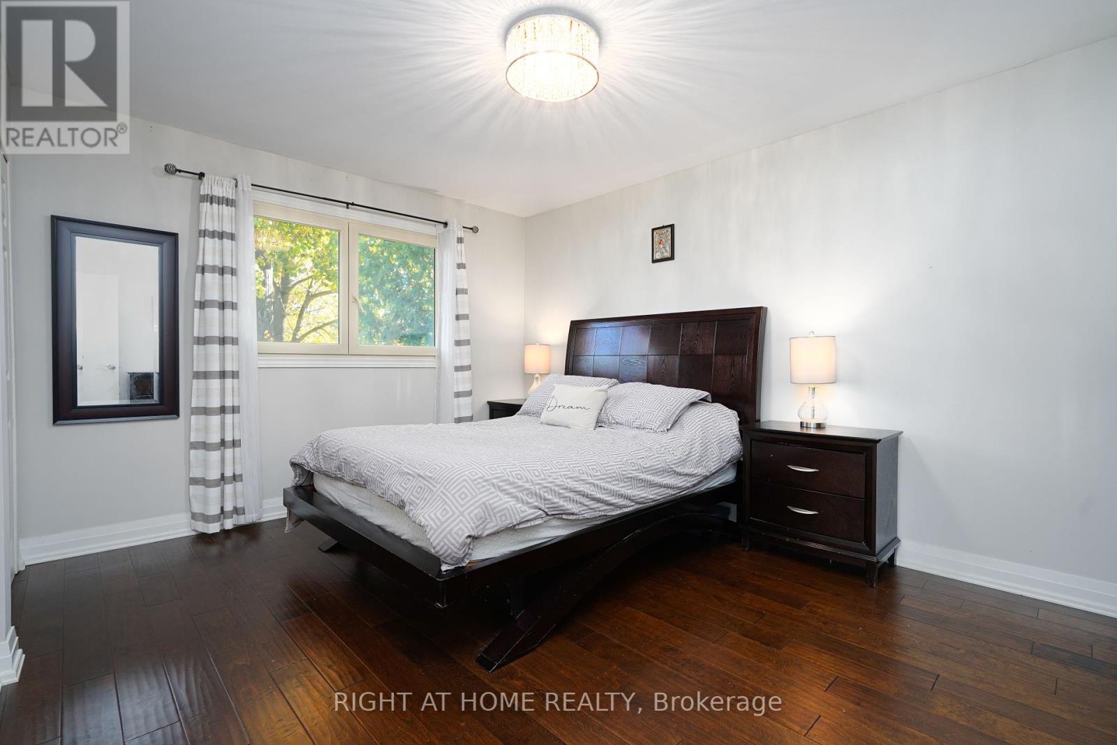 220 Overton Place, Oakville, Ontario  L6H 1E9 - Photo 7 - W12462744