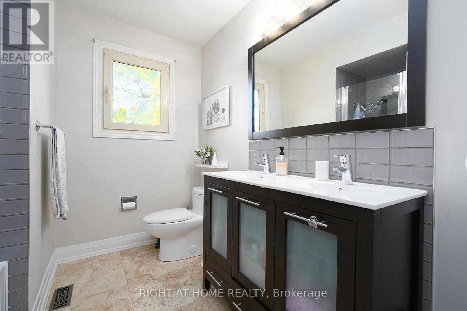 220 Overton Place, Oakville, Ontario  L6H 1E9 - Photo 8 - W12462744