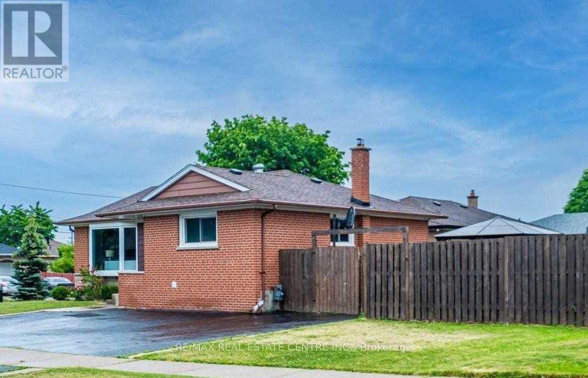 2 Milner Road, Brampton, Ontario  L6W 3A5 - Photo 2 - W12462767