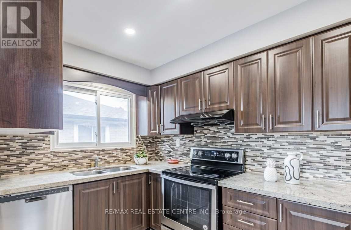2 Milner Road, Brampton, Ontario  L6W 3A5 - Photo 4 - W12462767