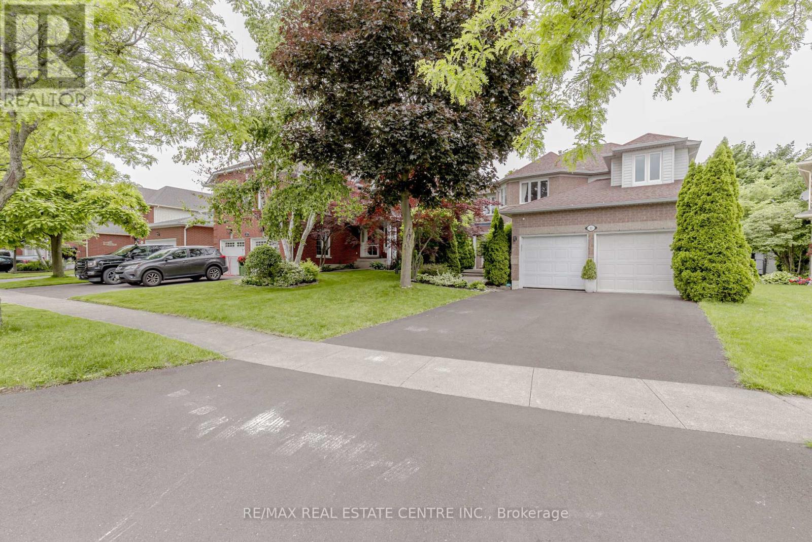 33 Strathroy Crescent, Hamilton, Ontario  L8B 0N5 - Photo 2 - X12462700