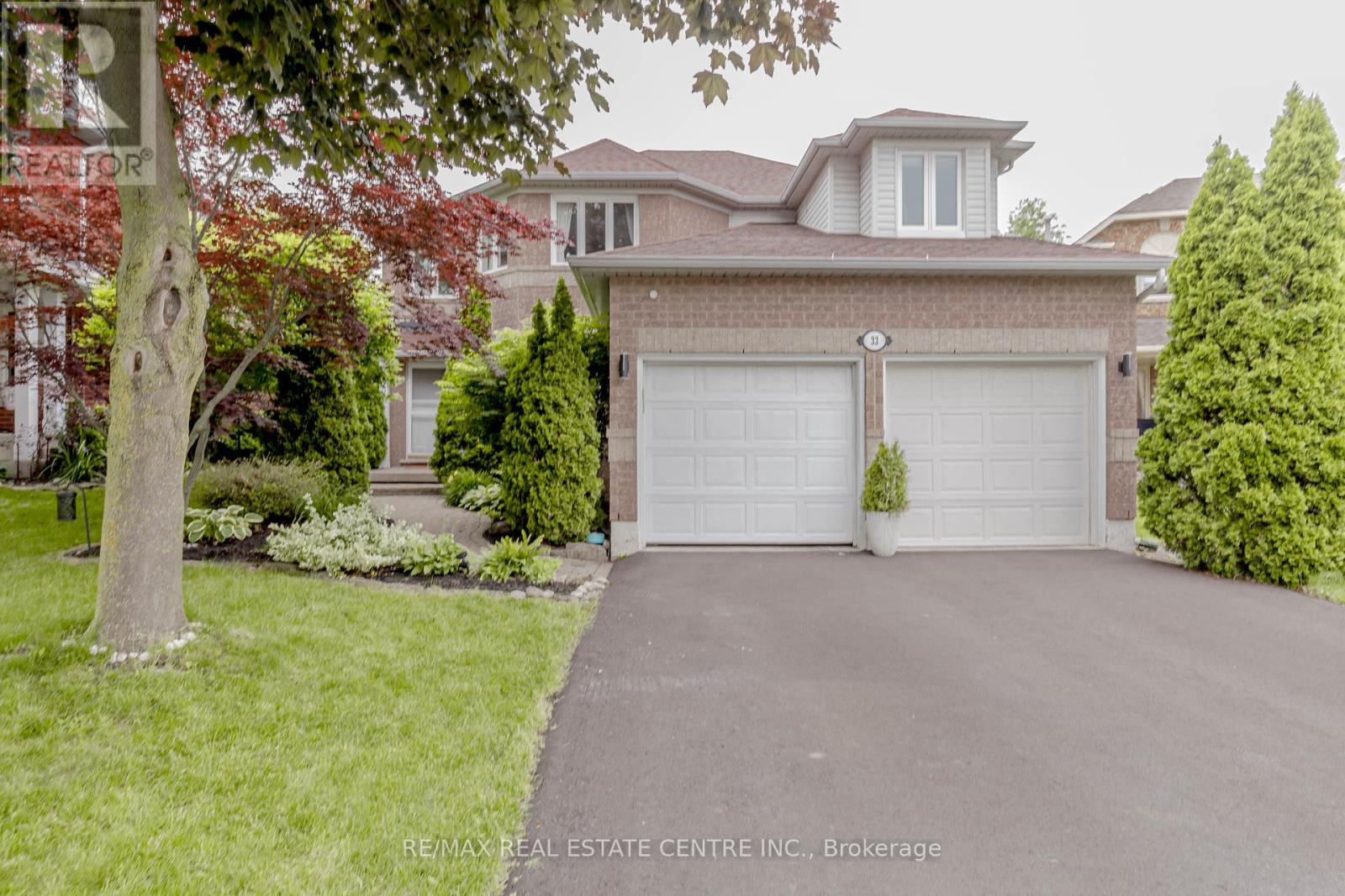 33 Strathroy Crescent, Hamilton, Ontario  L8B 0N5 - Photo 3 - X12462700