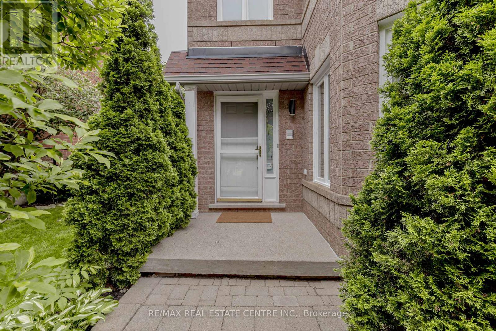 33 Strathroy Crescent, Hamilton, Ontario  L8B 0N5 - Photo 4 - X12462700