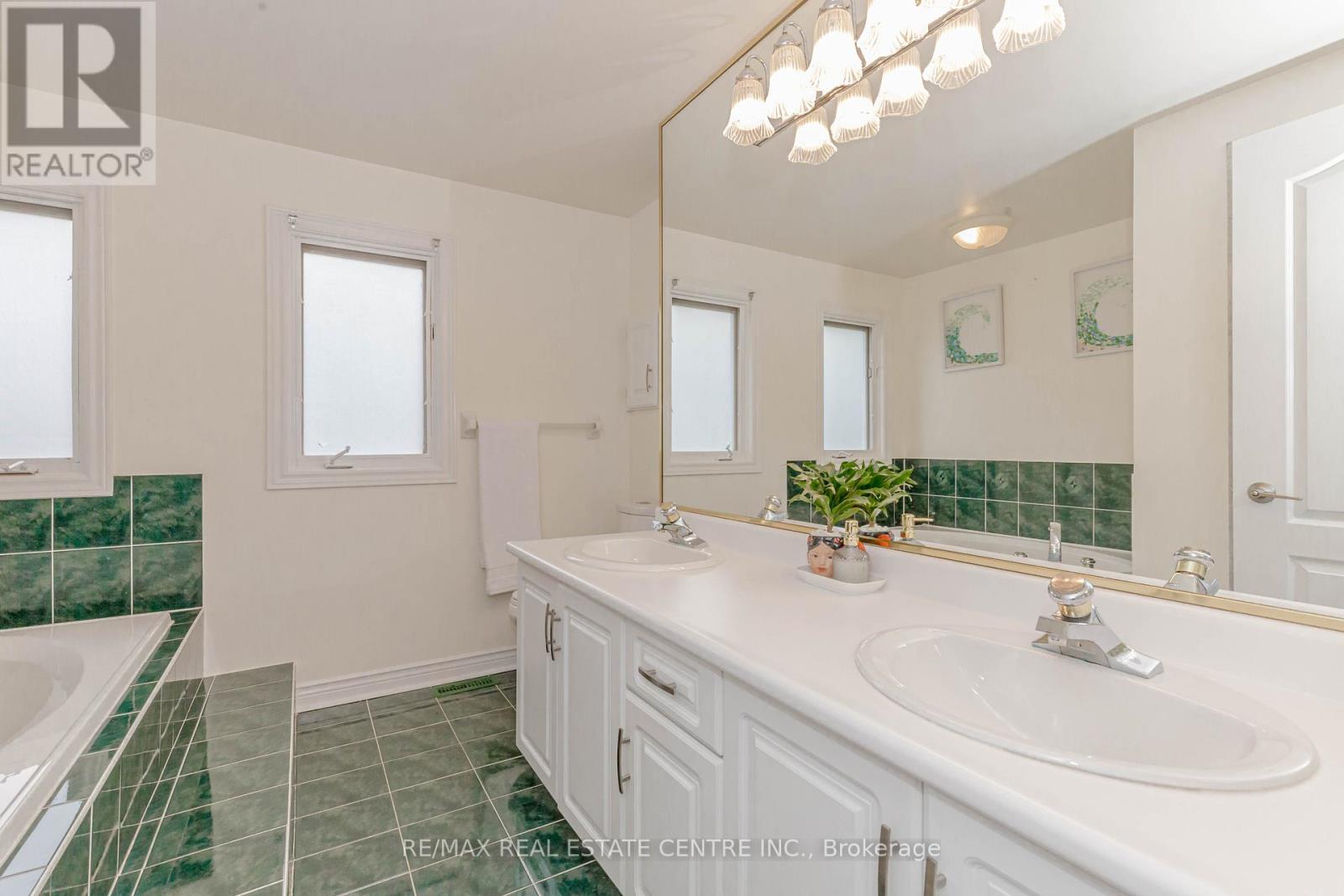 33 Strathroy Crescent, Hamilton, Ontario  L8B 0N5 - Photo 40 - X12462700