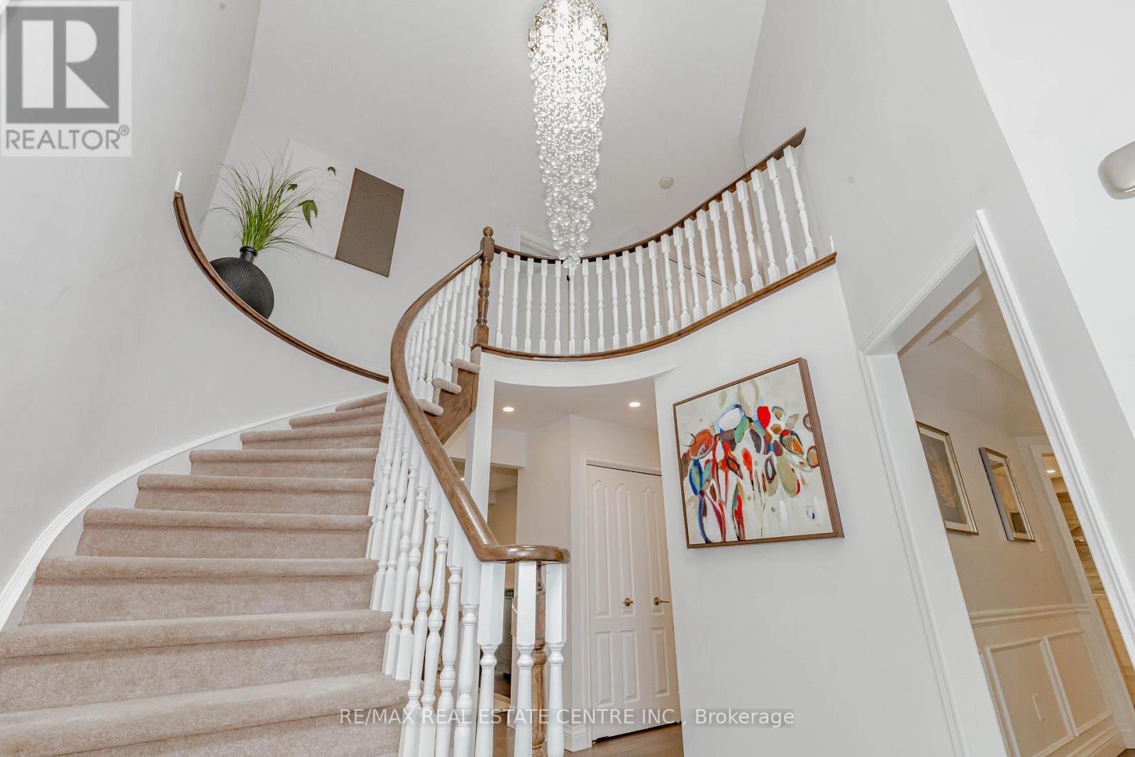 33 Strathroy Crescent, Hamilton, Ontario  L8B 0N5 - Photo 5 - X12462700