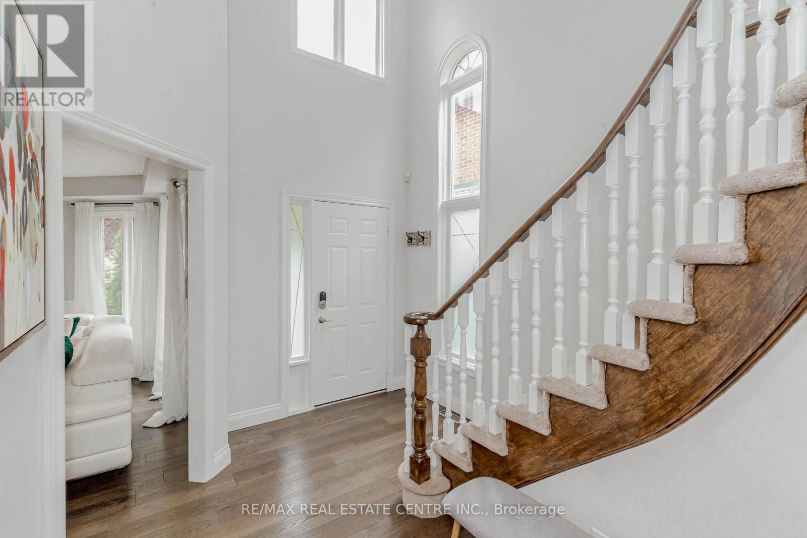 33 Strathroy Crescent, Hamilton, Ontario  L8B 0N5 - Photo 6 - X12462700
