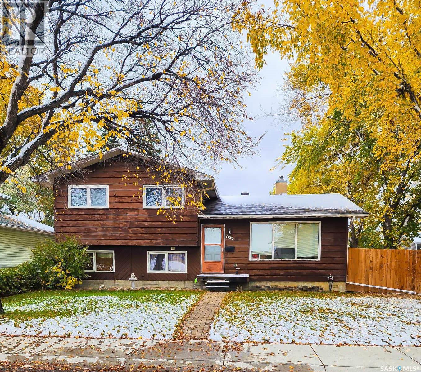 835 Battel Street N, Regina, Saskatchewan  S4X 1Y4 - Photo 2 - SK020772