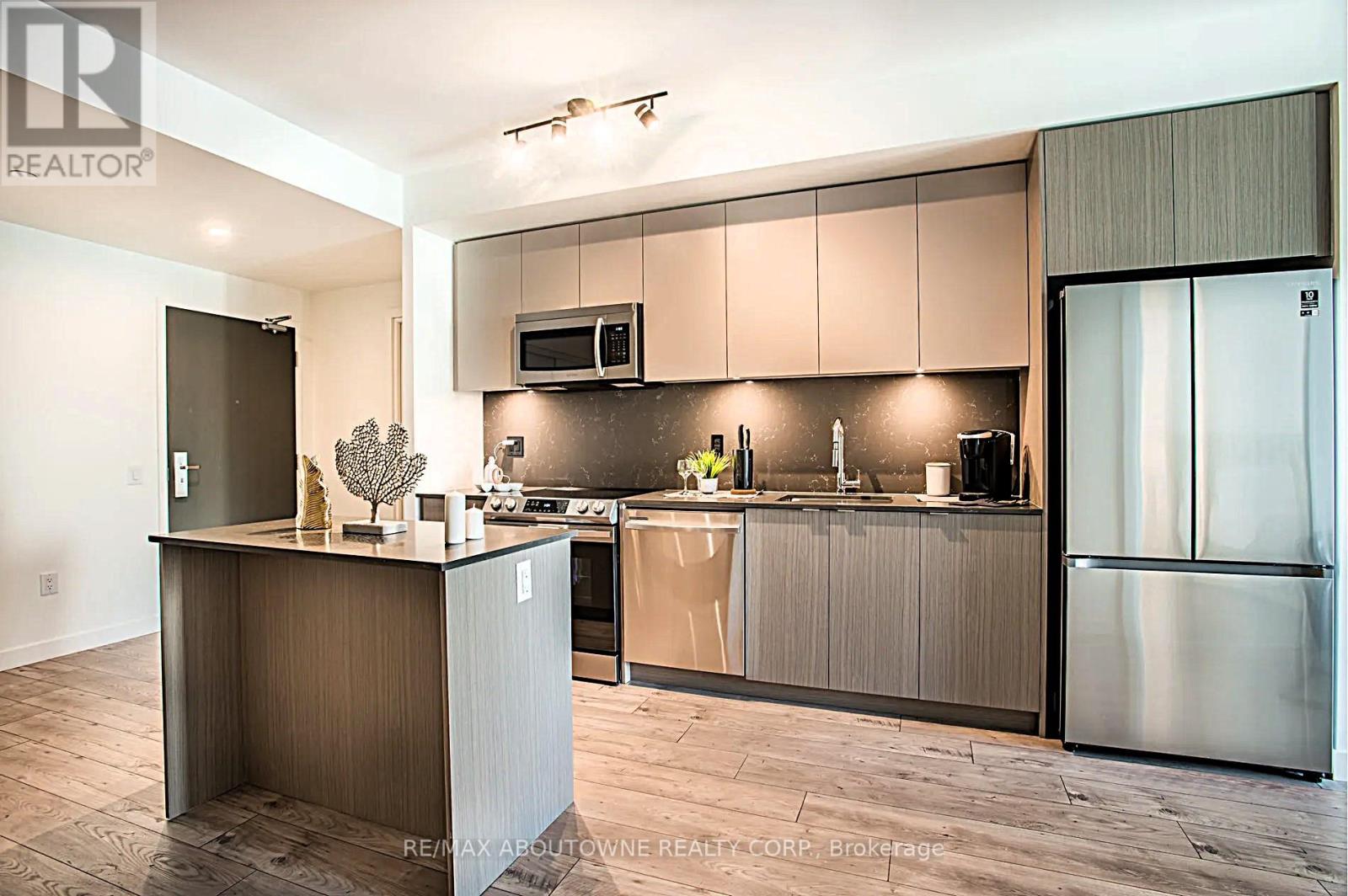 B0215 - 133 Bronte Road, Oakville, Ontario  L6L 3C1 - Photo 2 - W12392135