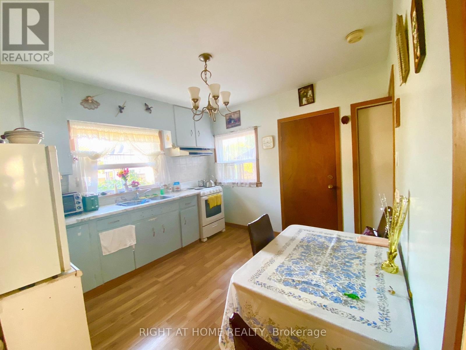 33 Waniska Avenue, Toronto, Ontario  M8Y 1R1 - Photo 3 - W12452103