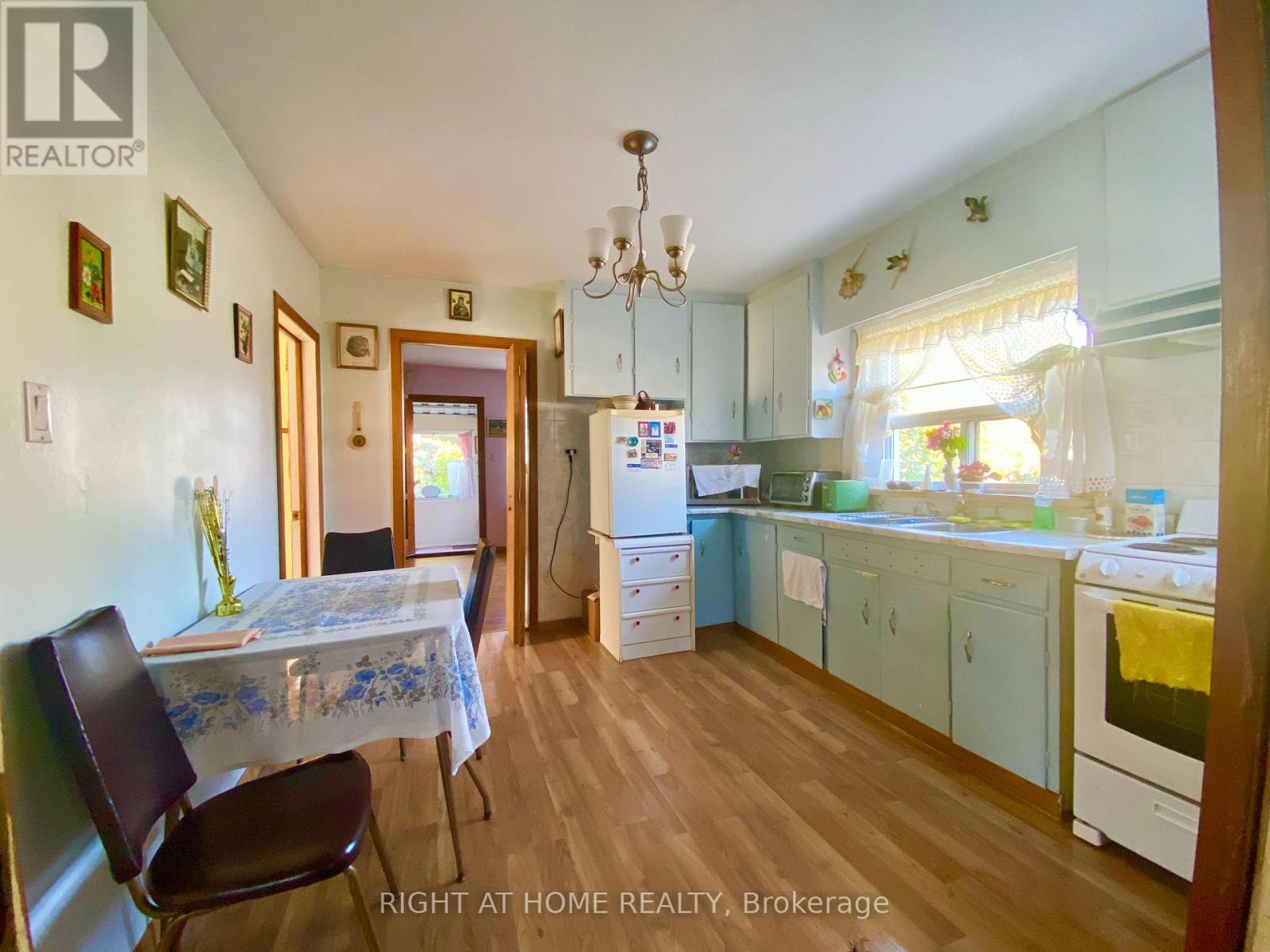 33 Waniska Avenue, Toronto, Ontario  M8Y 1R1 - Photo 4 - W12452103