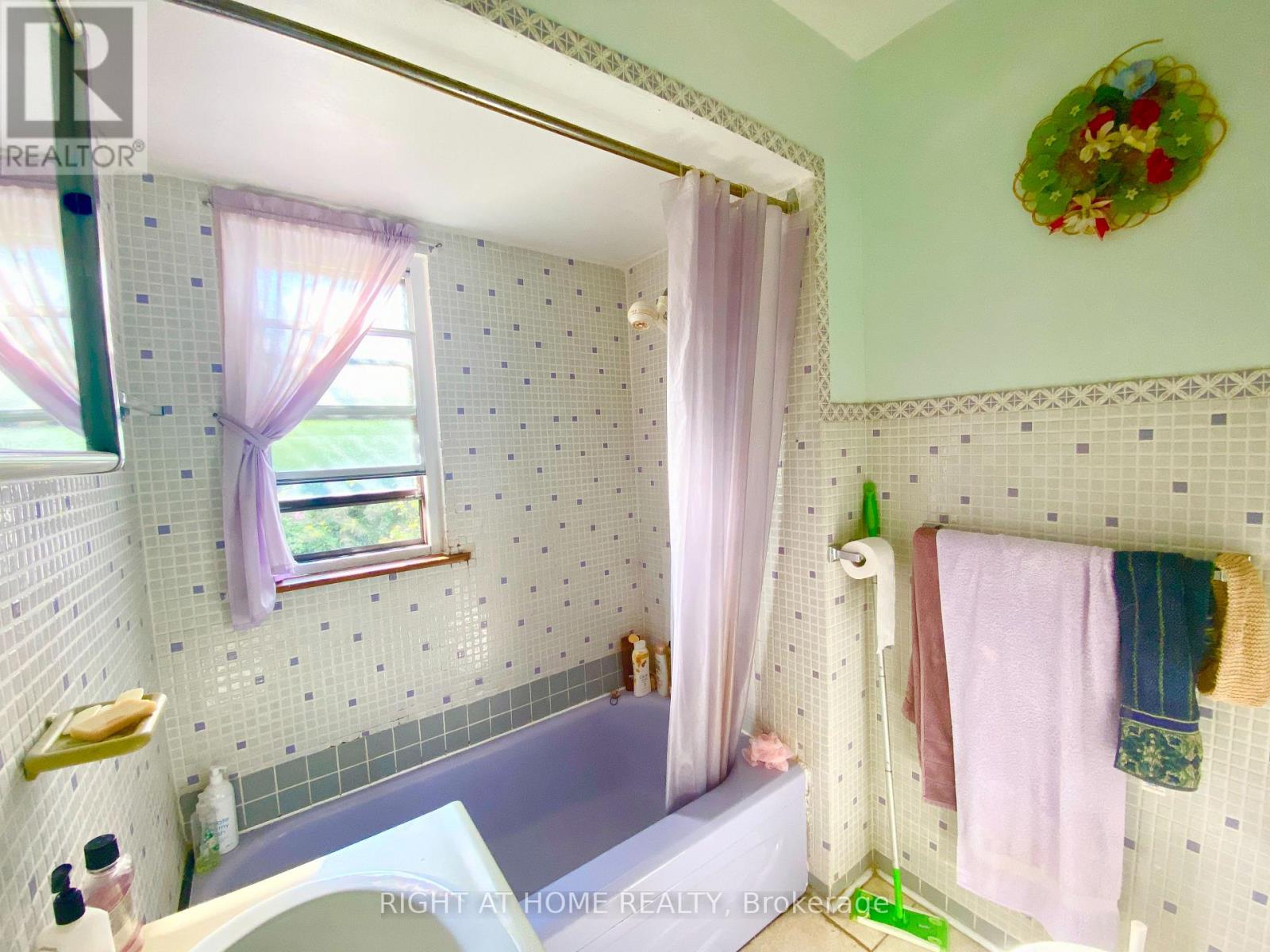 33 Waniska Avenue, Toronto, Ontario  M8Y 1R1 - Photo 8 - W12452103