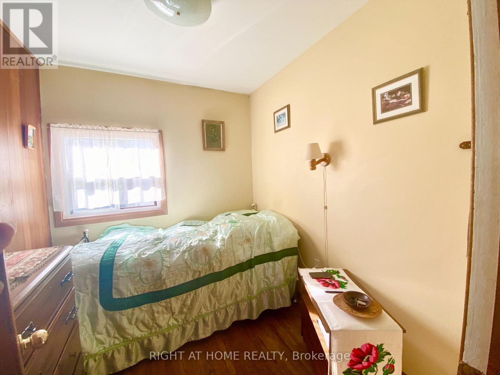 33 Waniska Avenue, Toronto, Ontario  M8Y 1R1 - Photo 7 - W12452103