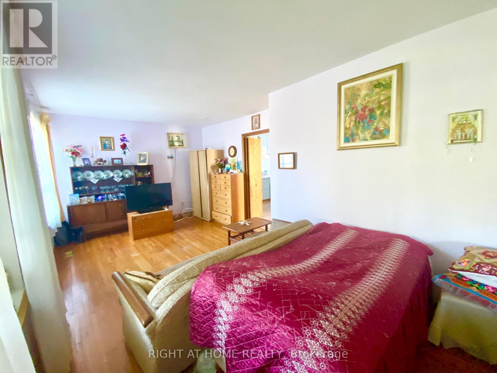 33 Waniska Avenue, Toronto, Ontario  M8Y 1R1 - Photo 5 - W12452103