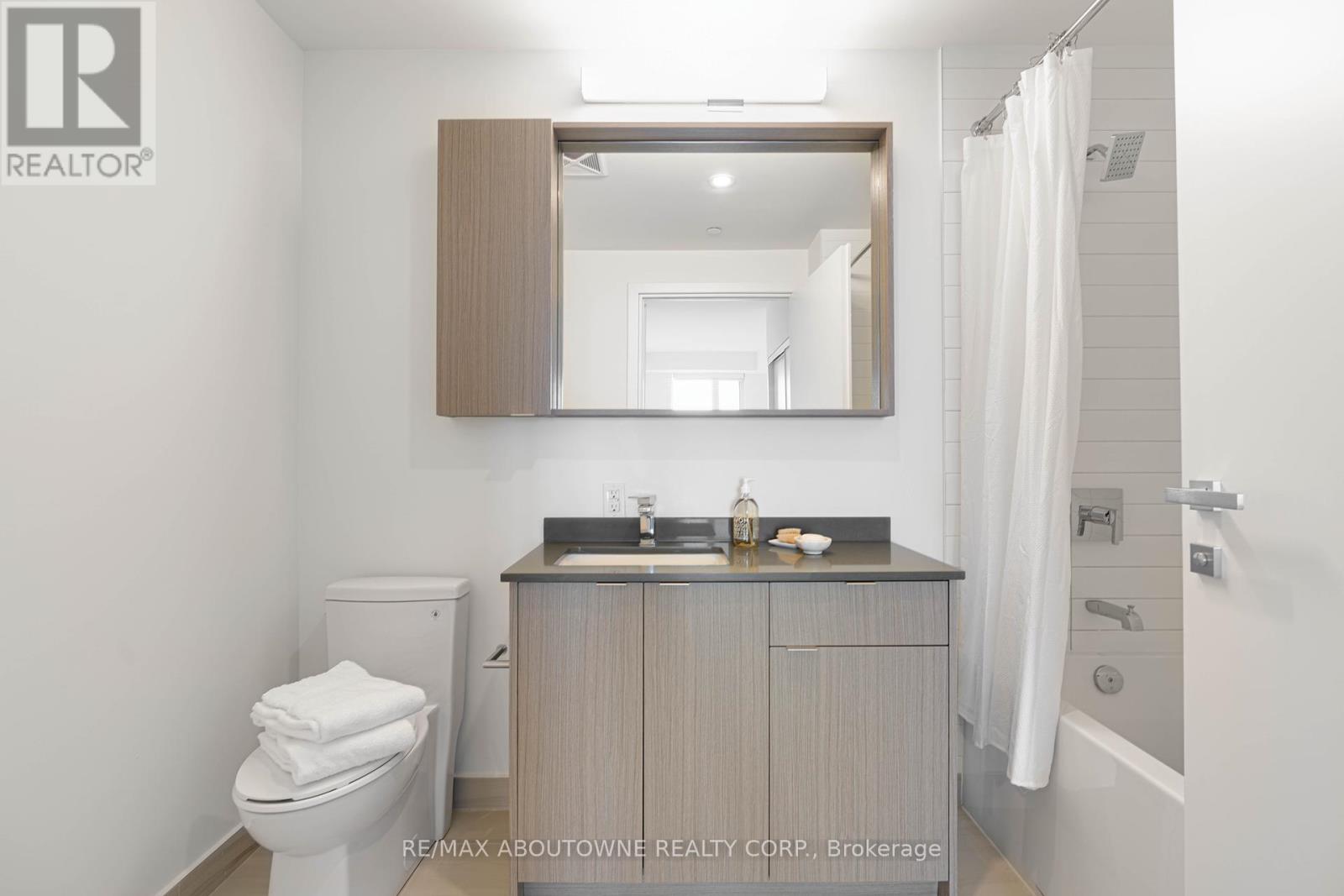 B0703 - 133 Bronte Road, Oakville, Ontario  L6L 3C1 - Photo 7 - W12404141