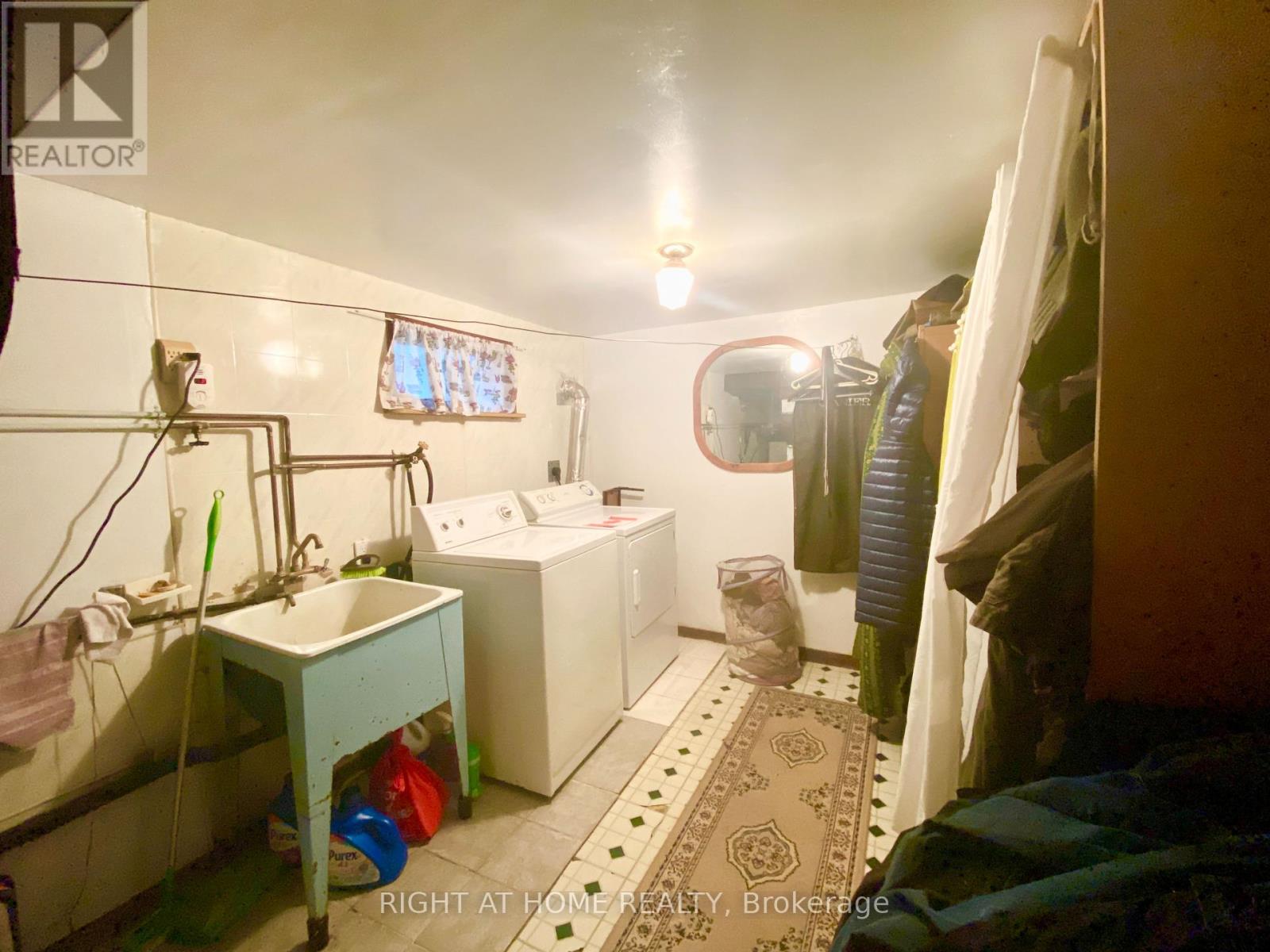 33 Waniska Avenue, Toronto, Ontario  M8Y 1R1 - Photo 12 - W12452103