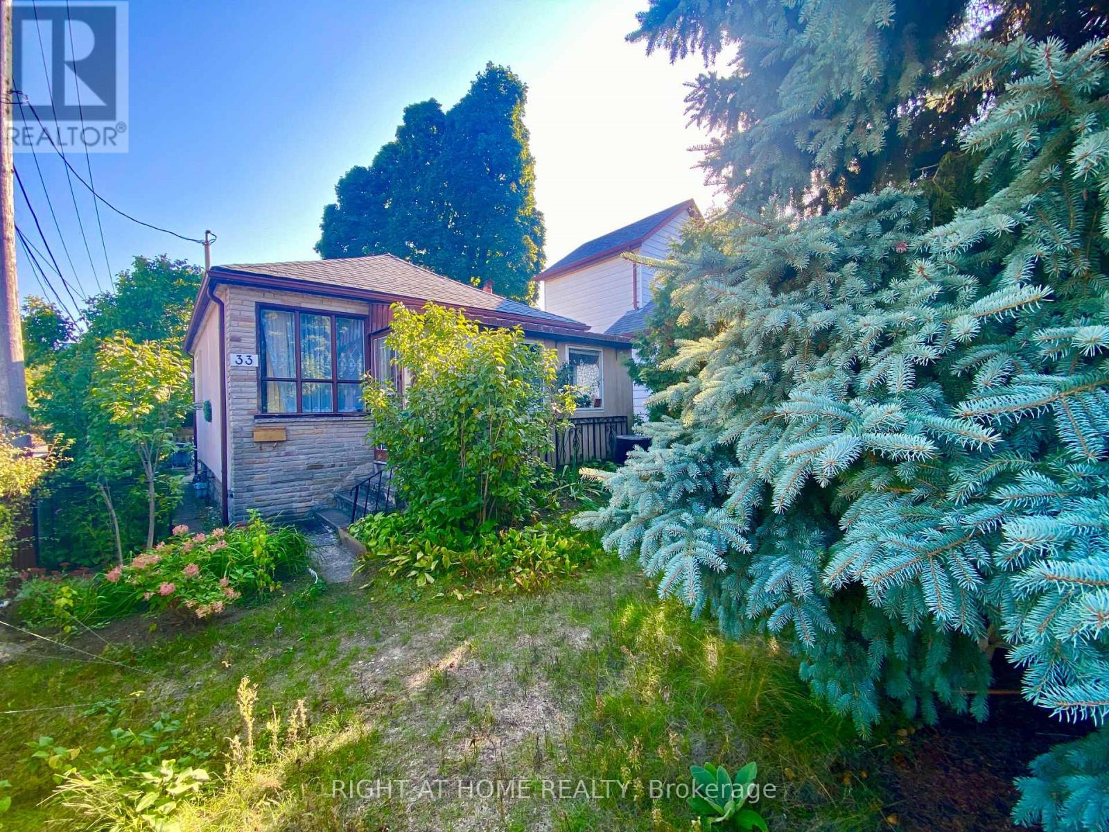 33 WANISKA AVENUE, Toronto, Ontario