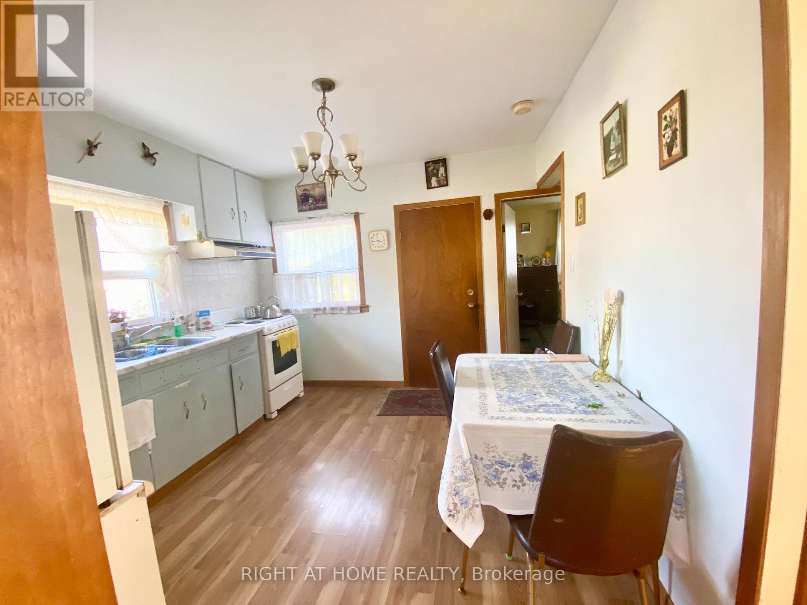 33 Waniska Avenue, Toronto, Ontario  M8Y 1R1 - Photo 2 - W12452103