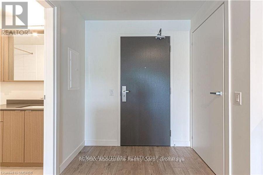 B0902 - 133 Bronte Road, Oakville, Ontario  L6L 3C1 - Photo 2 - W12455077